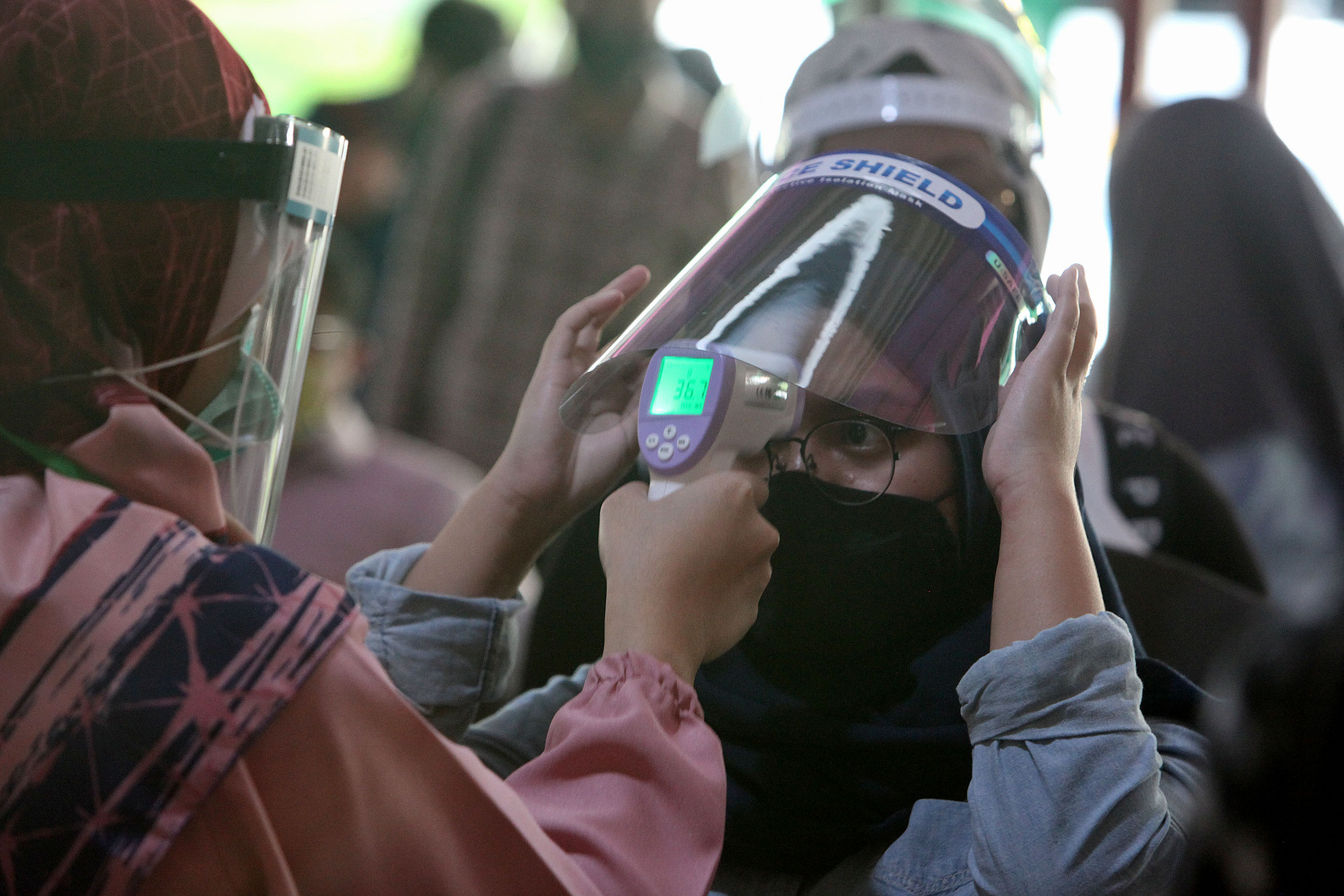 Sebelum mengikuti ujian UTBK, peserta dites suhu tubunya.