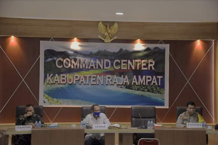 Sekda Raja Ampat Yusuf Salim (tengah) dan Forkopimda Rapat PersiapanNew Normal