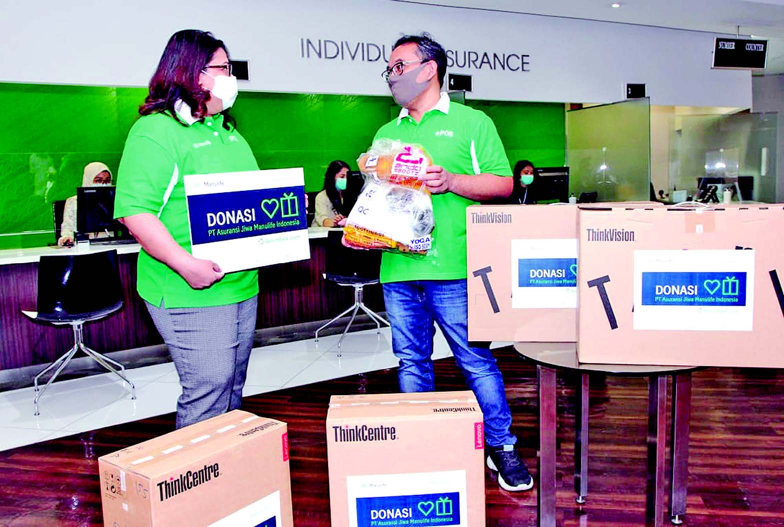 Direktur dan Chief Marketing Offi cer Manulife Indonesia Novita J Rumngangun (kiri) menyerahkan bantuan secara simbolis di Jakarta, kemarin.