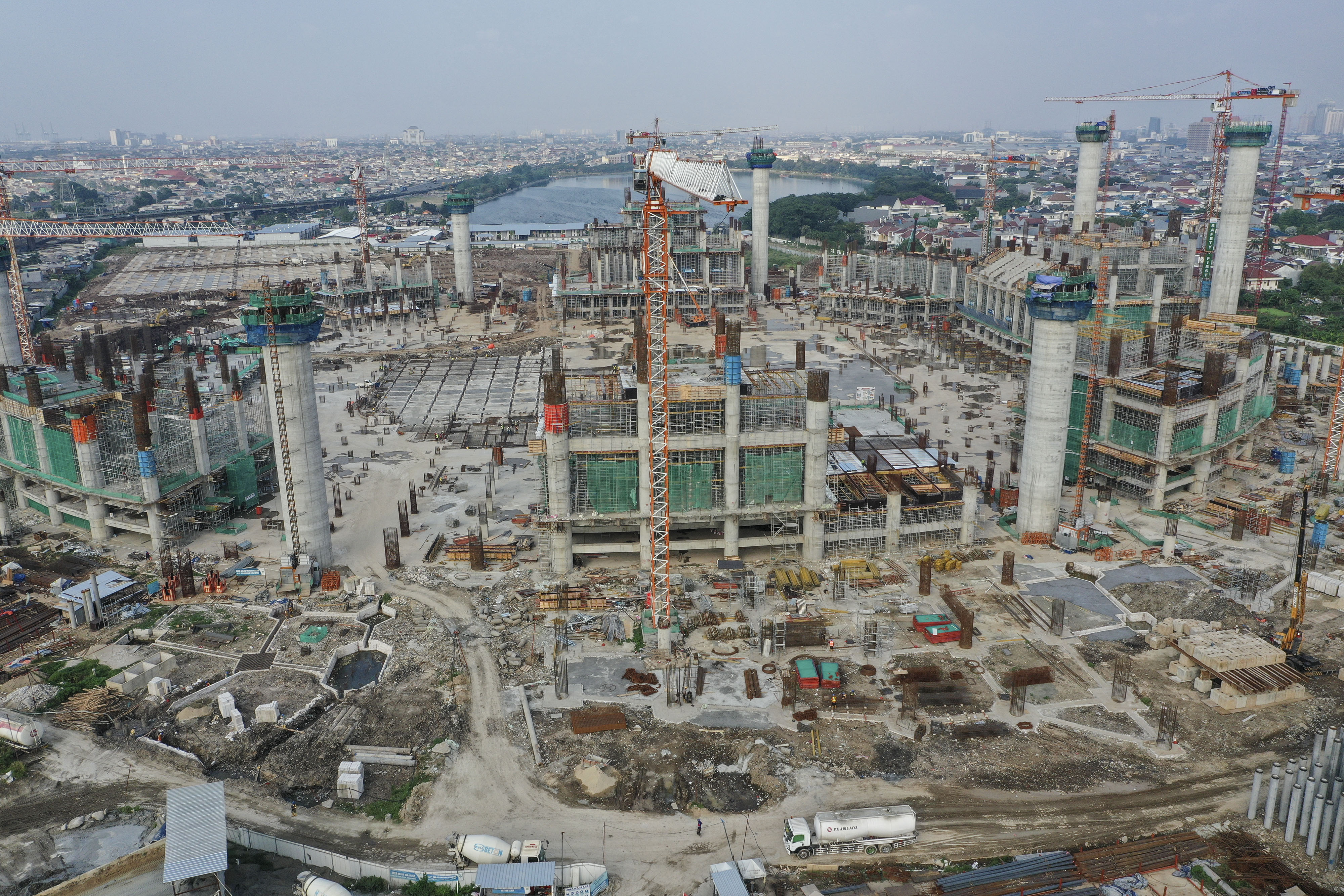  Foto udara proyek pembangungan Jakarta International Stadium (JIS) atau Stadion BMW di Jakarta, Sabtu (4/7/2020)