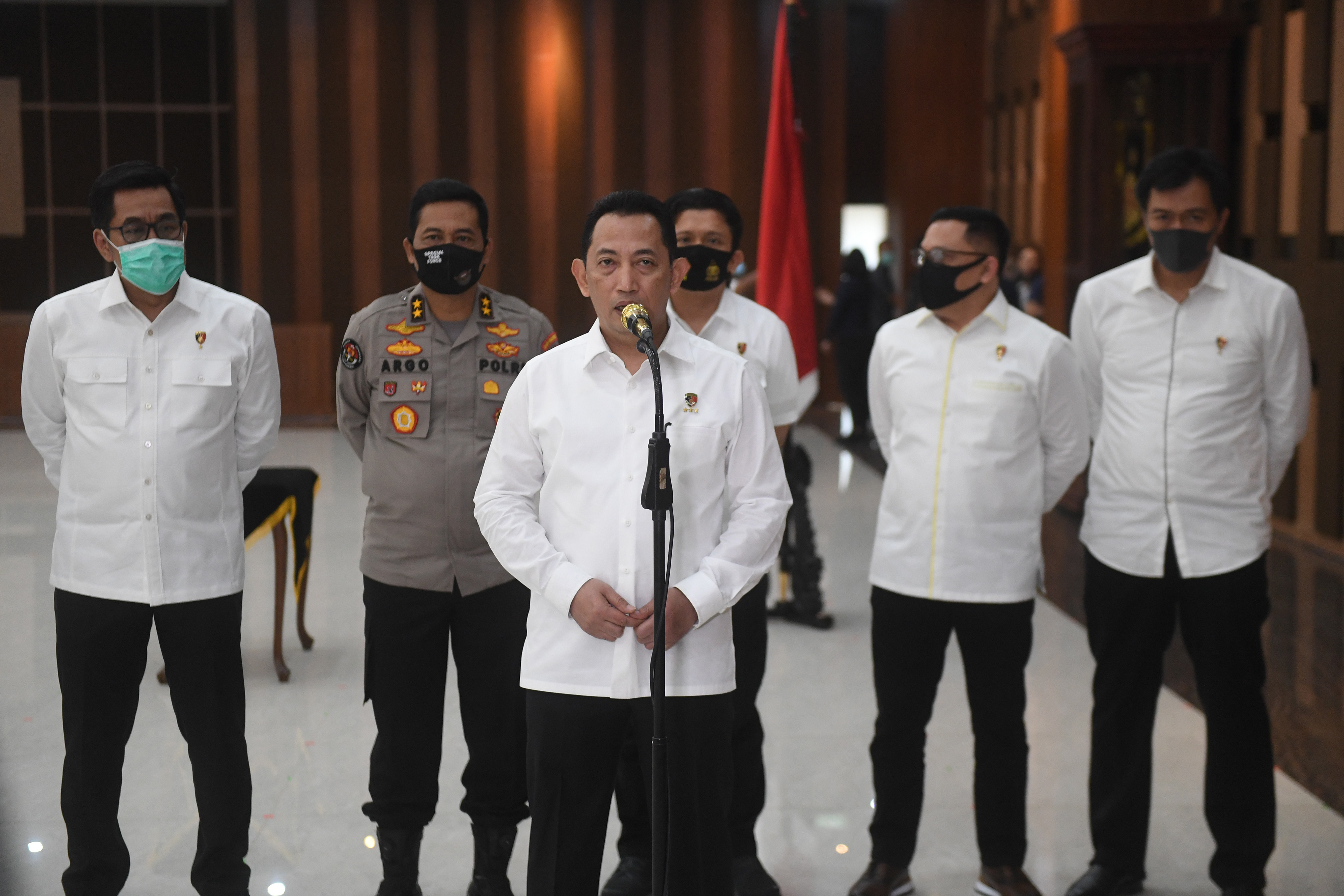 Kabareskrim Polri Komjen Pol Listyo Sigit Prabowo (tengah) memberikan keterangan terkait pencopotan jabatan tiga petinggi Polri.