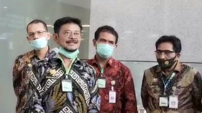 Menteri Pertanian Syahrul Yasin Limpo dan jajarannya menggunakan kalung eucalyptus.