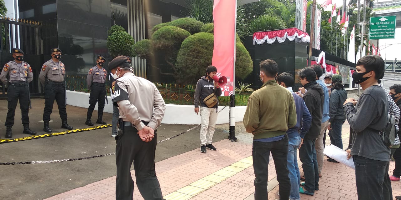 Mahasiswa unjuk rasa di depan Gedung Kejaksaan Agung, Jakarta, Kamis (30/7)