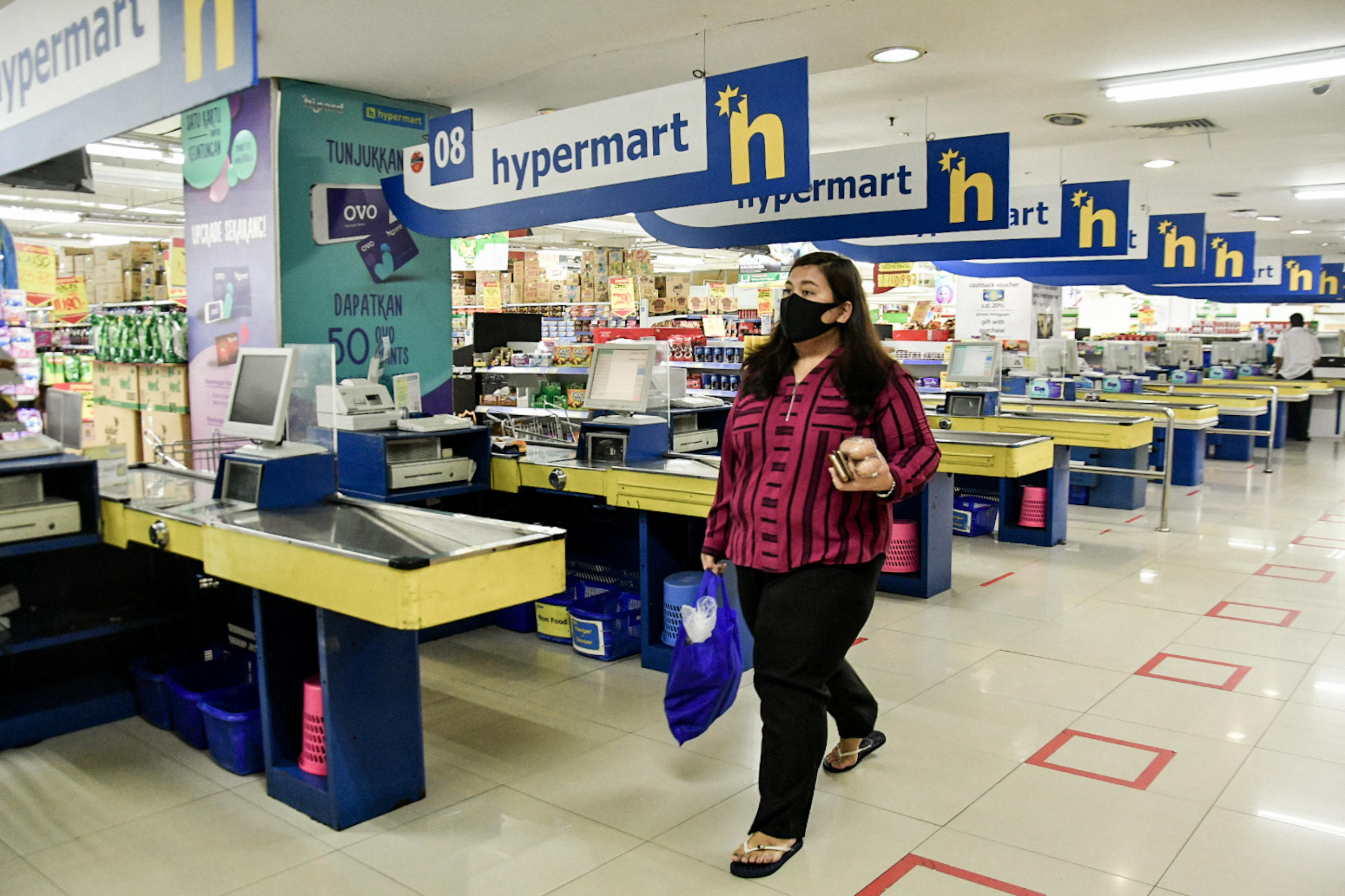 pengelola pusat perbelanjaan, pengelola toko swalayan, dan pengelola pasar rakyat tidak boleh menyediakan kantong plastik sekali pakai