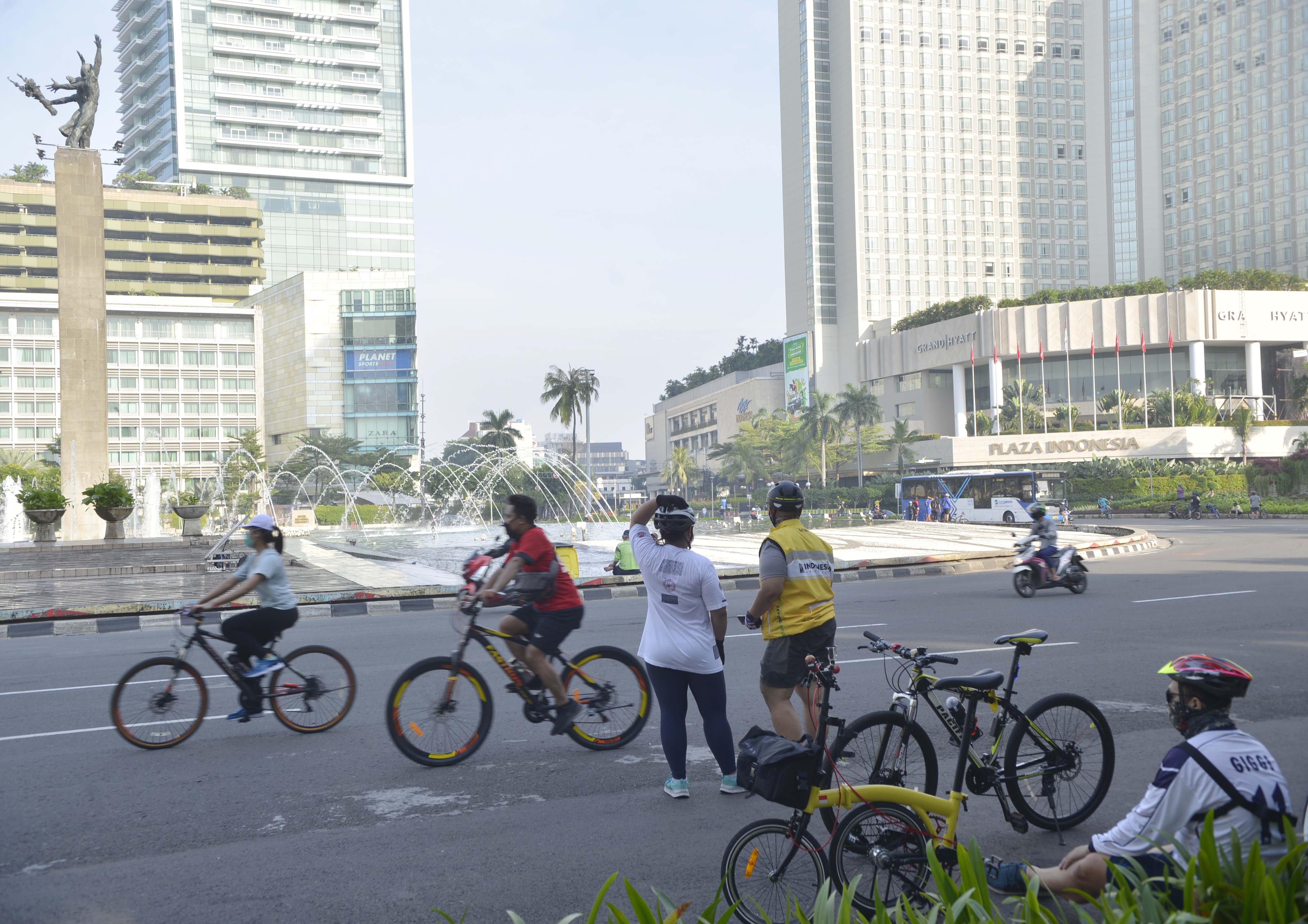 Pengendara sepeda melintasi jalan Protokol di Bundaran HI,Jakarta