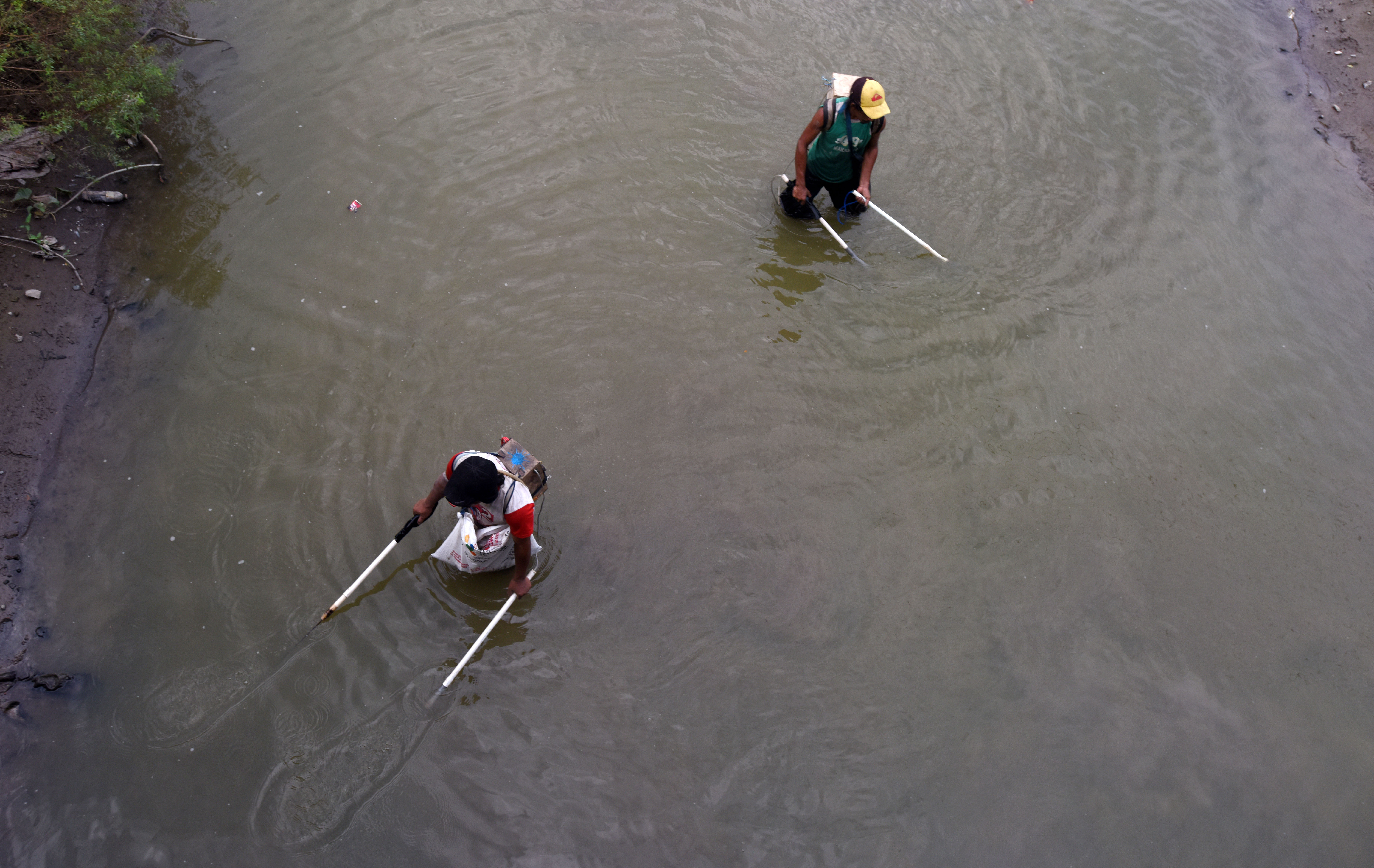 Warga mencari ikan dengan cara menyetrum 