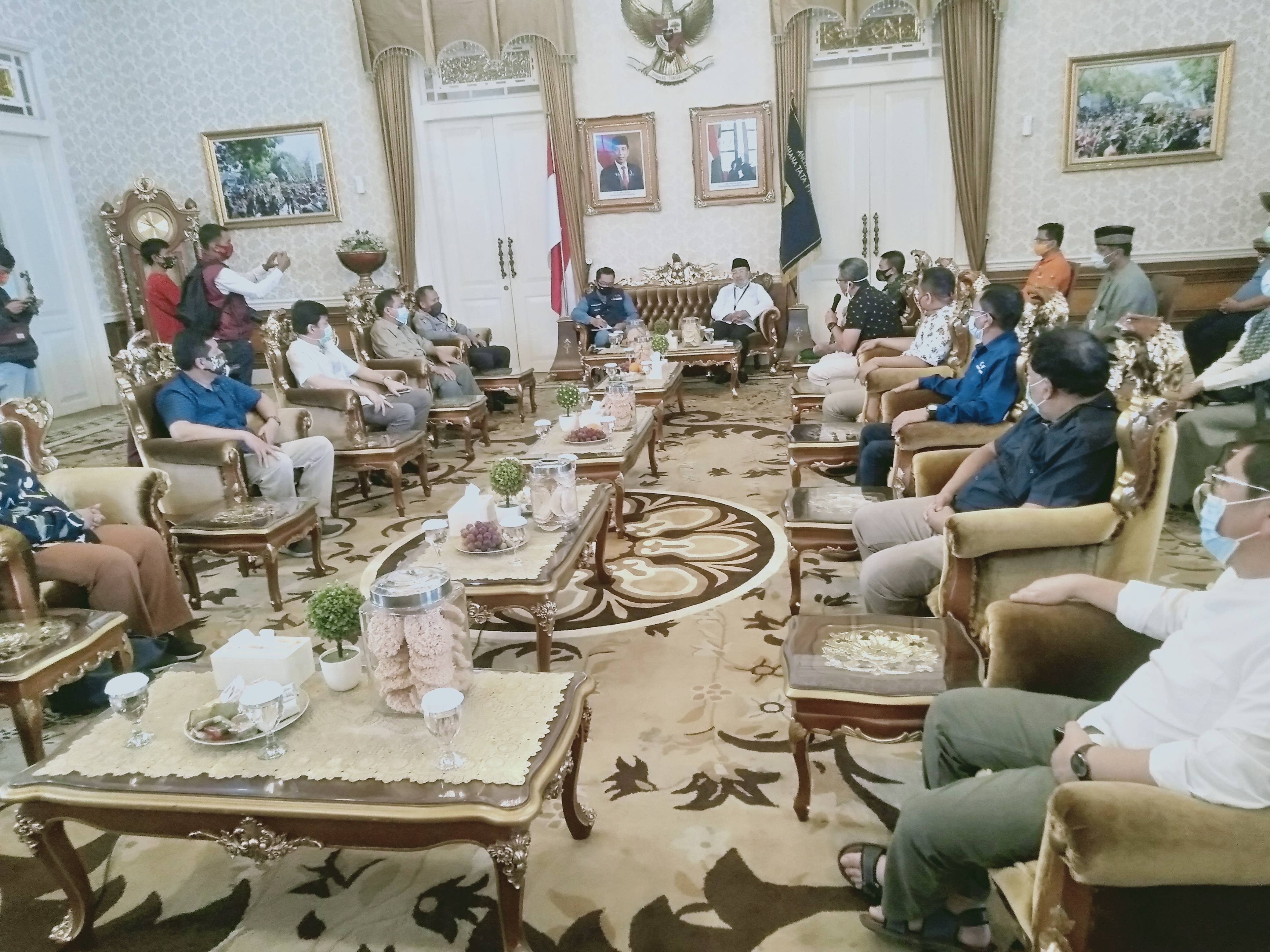 Gubernur Emil menyampaikan berbagai progres positif berkaitan dengan penanganan covid-19 di Jawa Barat saat kunker di Cianjur, Jumat (24/7).