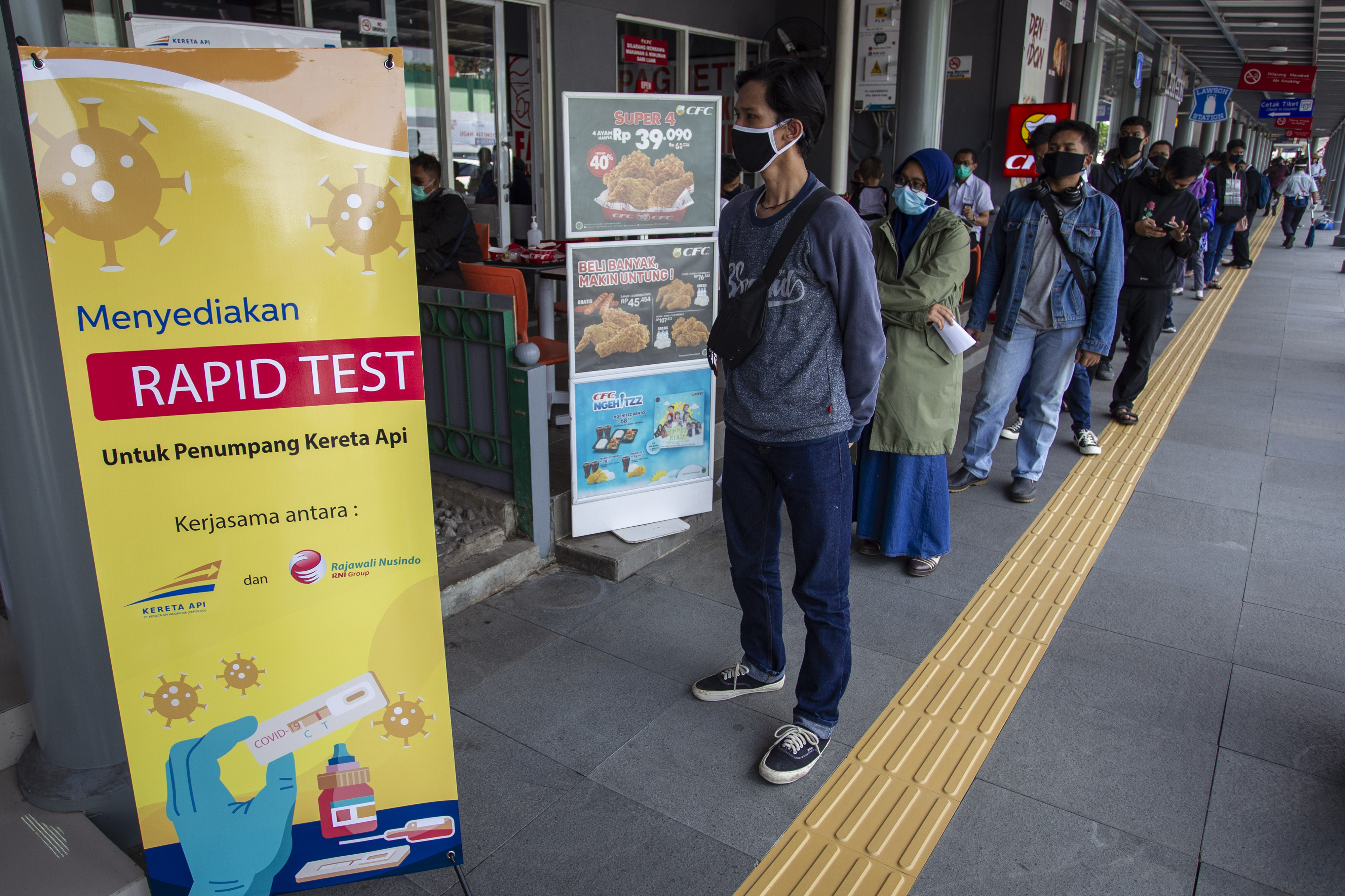 Caon penumpang di Stasiun Pasar Senen menunggu giliran untuk rapid test