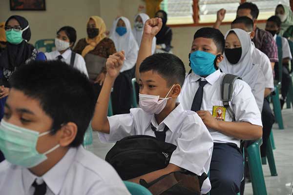 Sejumlah siswa baru yang didampingi orangtuanya mengikuti Masa Pengenalan Lingkungan Sekolah (MPLS)