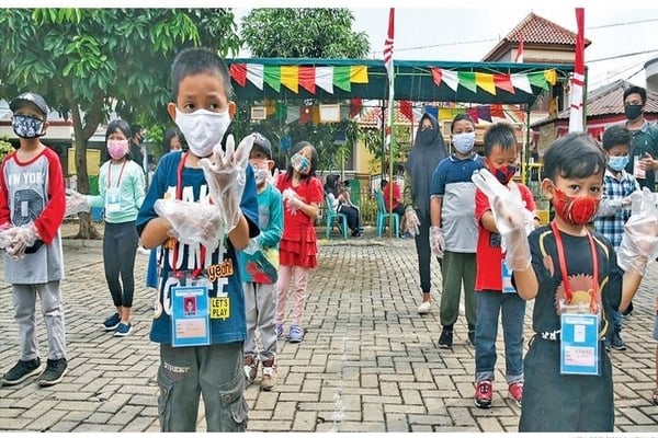 Anak-anak mengikuti kegiatan belajar di luar ruang dengan menerapkan protokol kesehatan di Kampung Belajar New Normal di Pinang Indah (19/6)