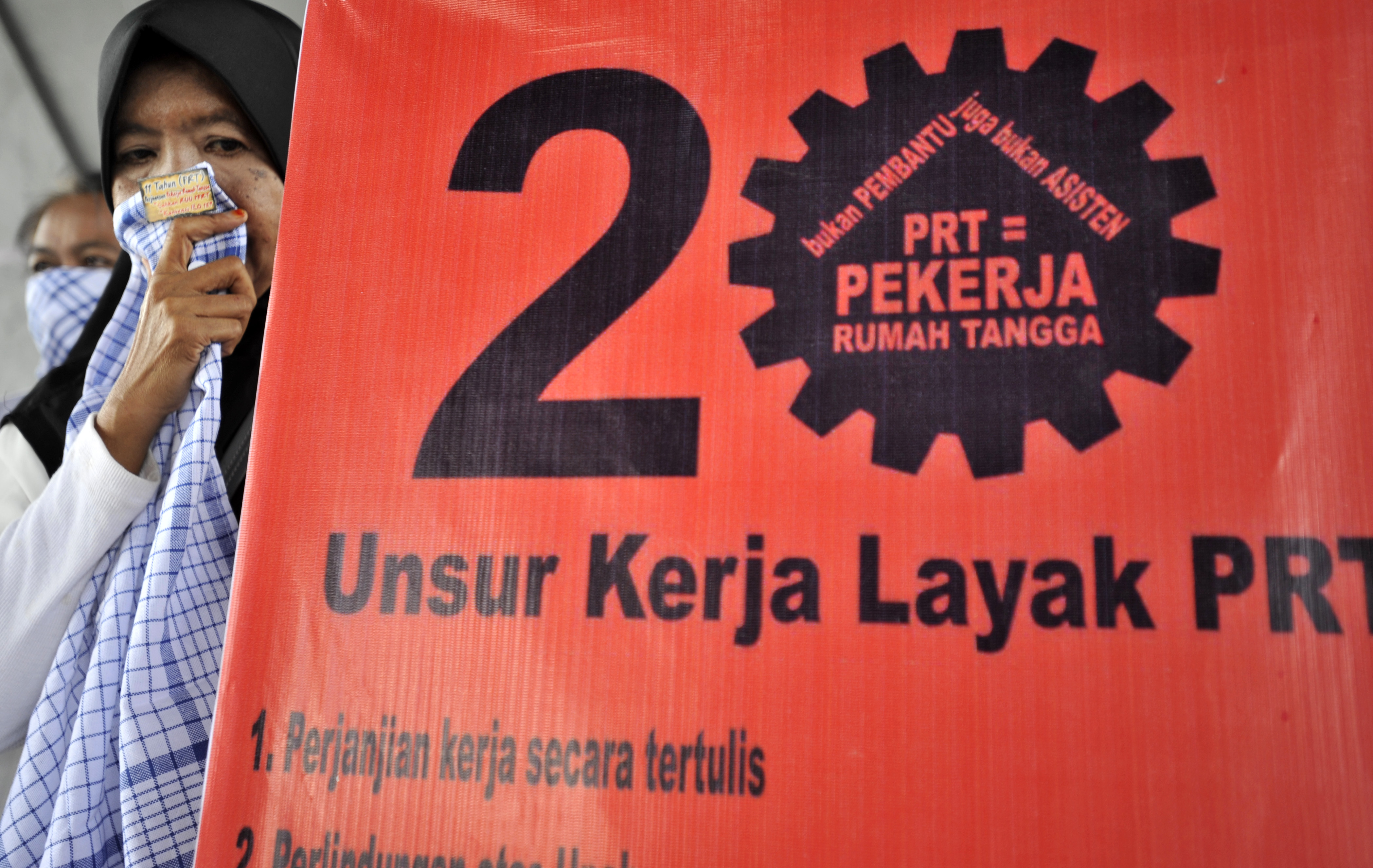 DEMO PRT: Serikat Pekerja Rumah Tangga (SPRT) berunjuk rasa meminta disahkannya RUU PRT, Kamis (6/2), di Makassar. 
