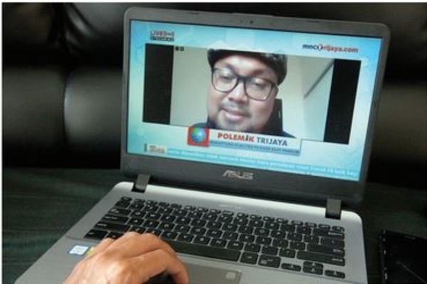 Anggota KPU Ilham Saputra menyampaikan pemaparan dalam diskusi virtual polemik terkait persiapan pilkada serentak di Jakarta, kemarin.