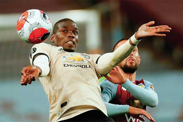  Gelandang Manchester United Paul Pogba mengontrol bola saat pertandingan Liga Primer Inggris antara Aston Villa dan Manchester United 