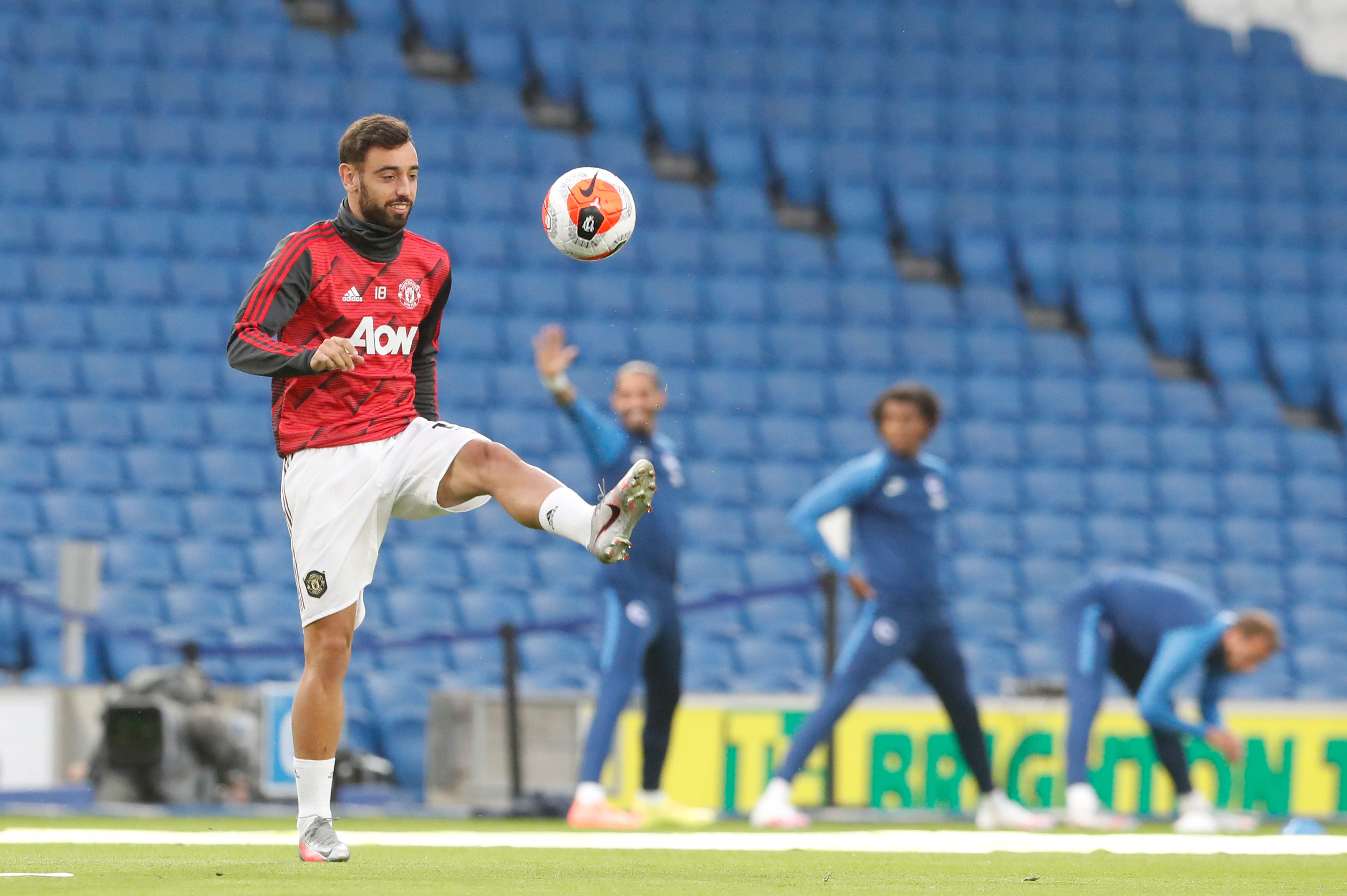 Pemain Manchester United Bruno Fernandes melakukan pemanasan di Stadion American Express Community, Inggris, Selasa (30/6).