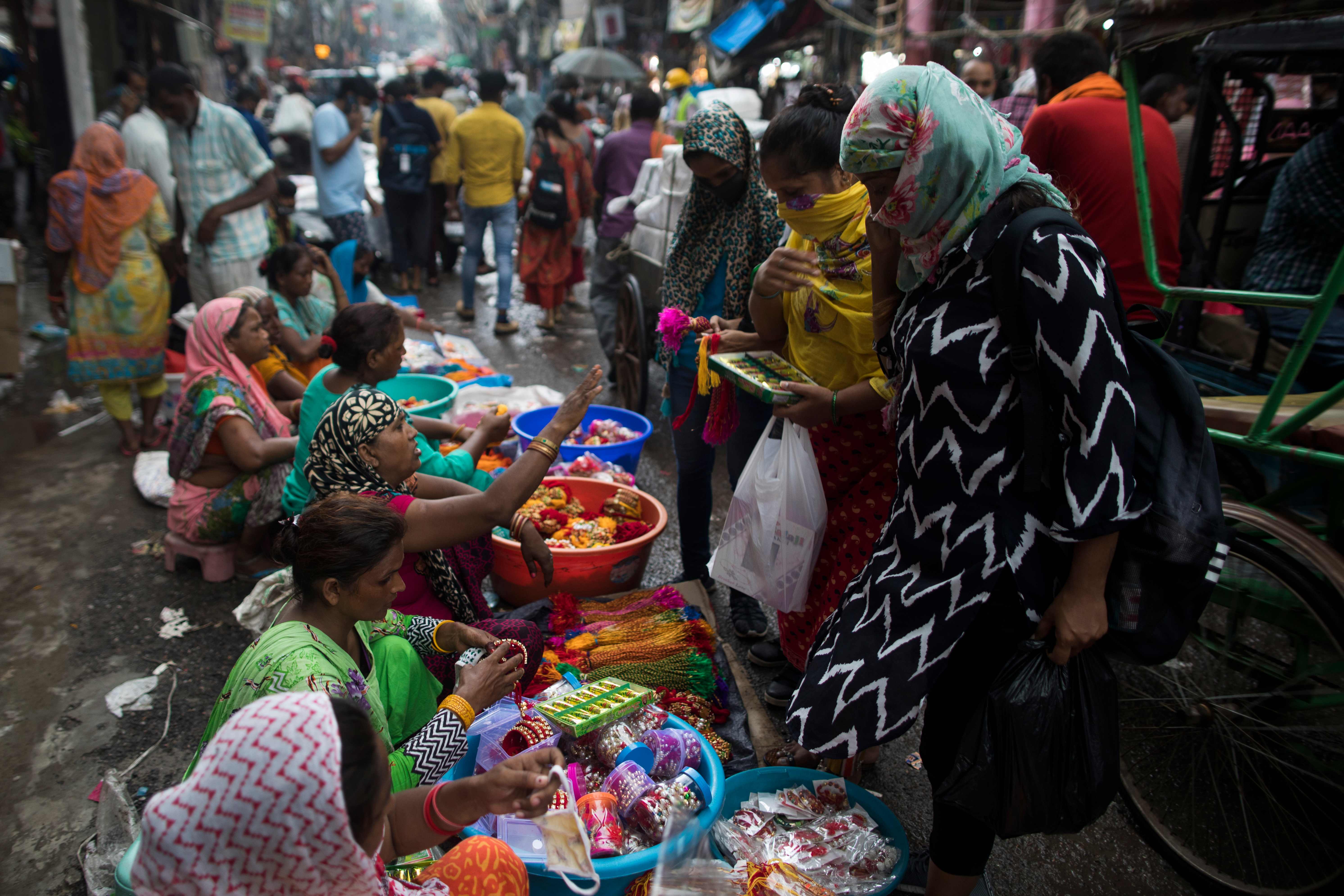Pedagang kaki lima menjual rakhi (benang suci) di sepanjang jalan di pasar grosir Sadar Bazar di New Delhi (29/7/2020)