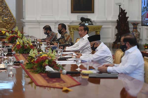 Presiden Joko Widodo (tengah) didampingi Wakil Presiden Ma'ruf Amin (kedua kanan) memimpin rapat terbatas (ratas)