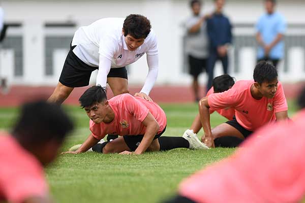 Para pemain timnas U-19 sedang melakukan sesi latihan