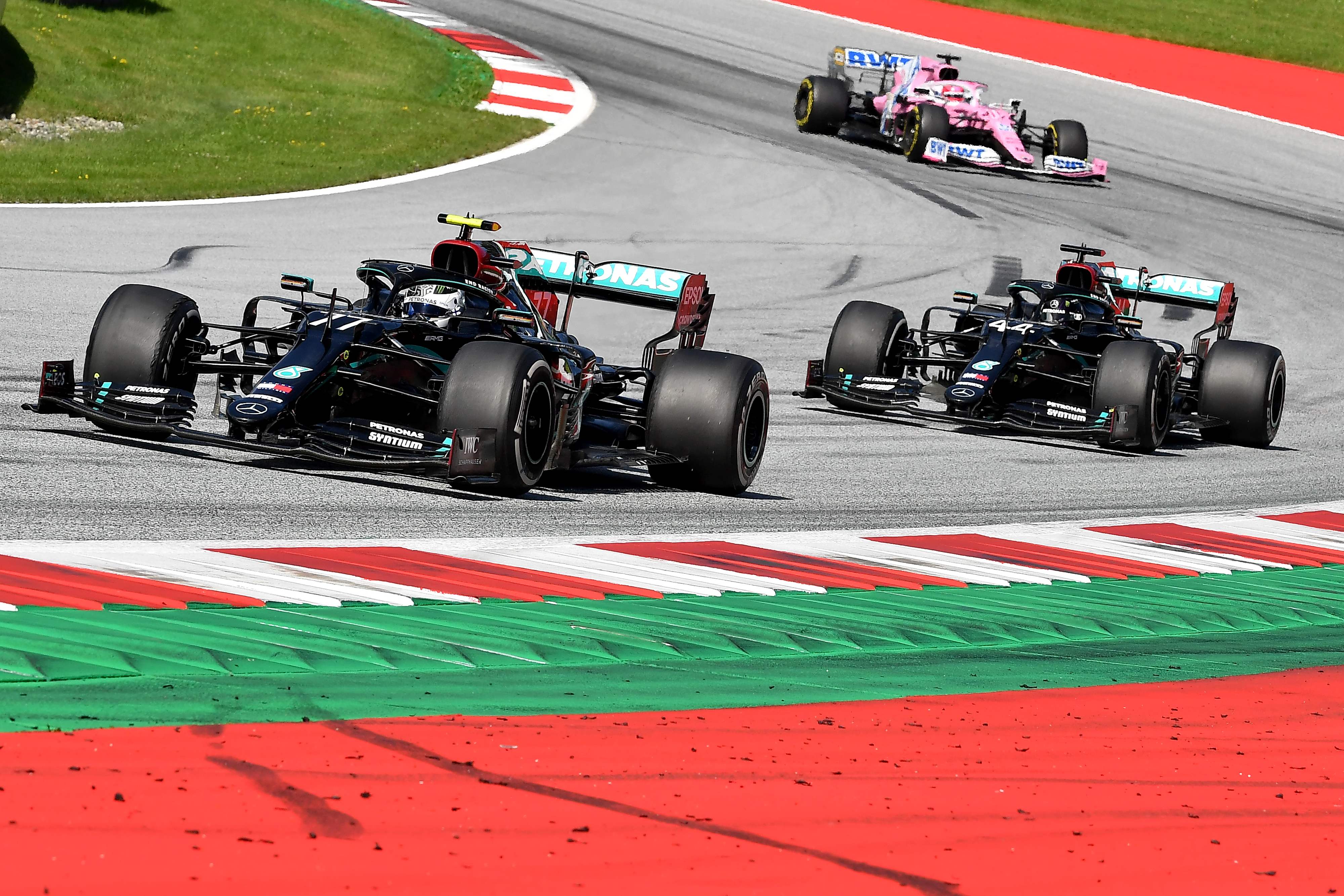Pebalap Mercedes Valtteri Bottas dan Lewis Hamilton dalam GP Austria di Speilberg, Austria, Minggu (5/7).