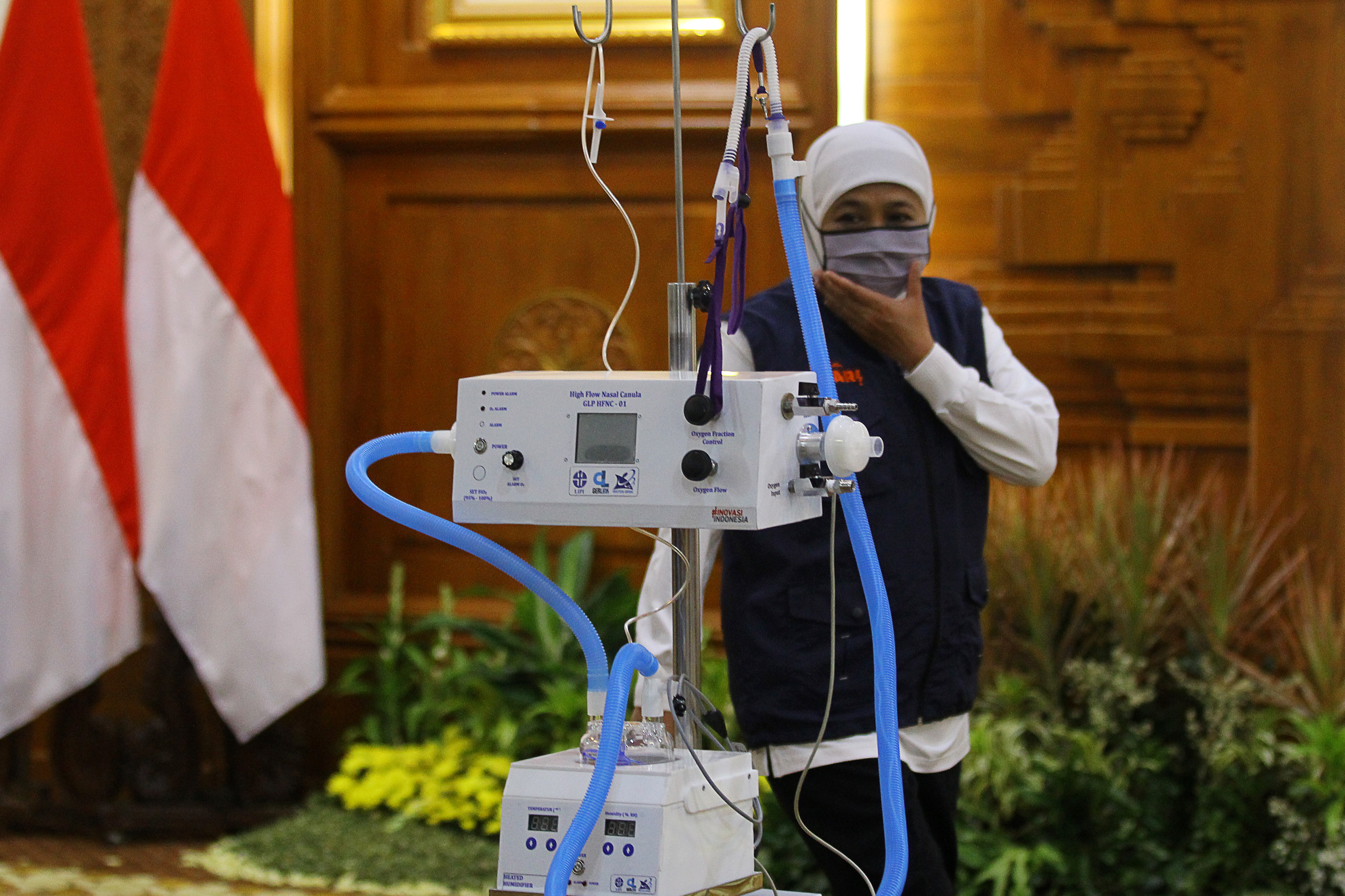 Gubernur Jawa Timur Khofifah Indar Parawansa melihat ventilator High Flow Nasal Cannula (HFNC) bantuan dari LIPI, di Gedung Negara Grahadi.