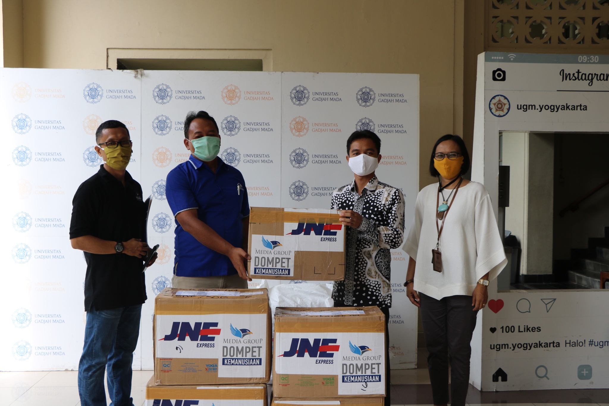 Perwakilan Yayasan Dana Kemanusiaan Media Group, Victor Yasadhana (kiri) menyaksikan penyerahan bantuan APD ke UGM, di Yogyakarta, kemarin.