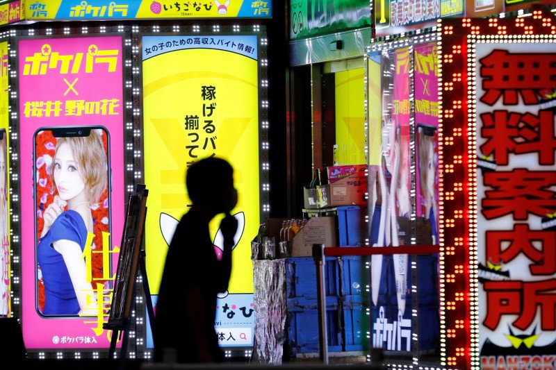 Pemerintah Jepang melarang ciuman di tempat hiburan malam dalam adaptasi kenormalan baru pandemi Covid-19