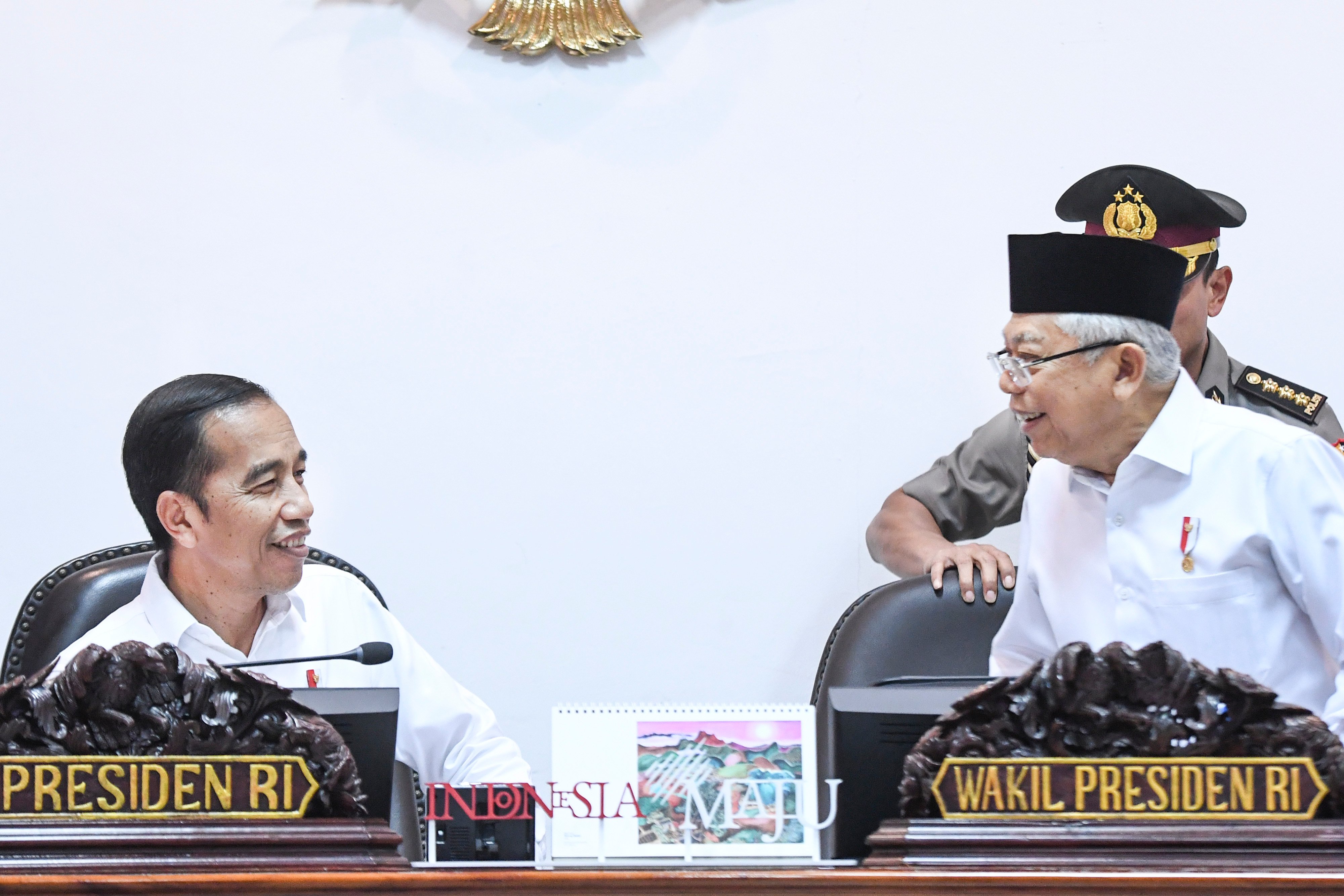 Presiden Joko Widodo berbincang dengan Wapres Ma'ruf Amin sebelum memulai rapat kabinet.