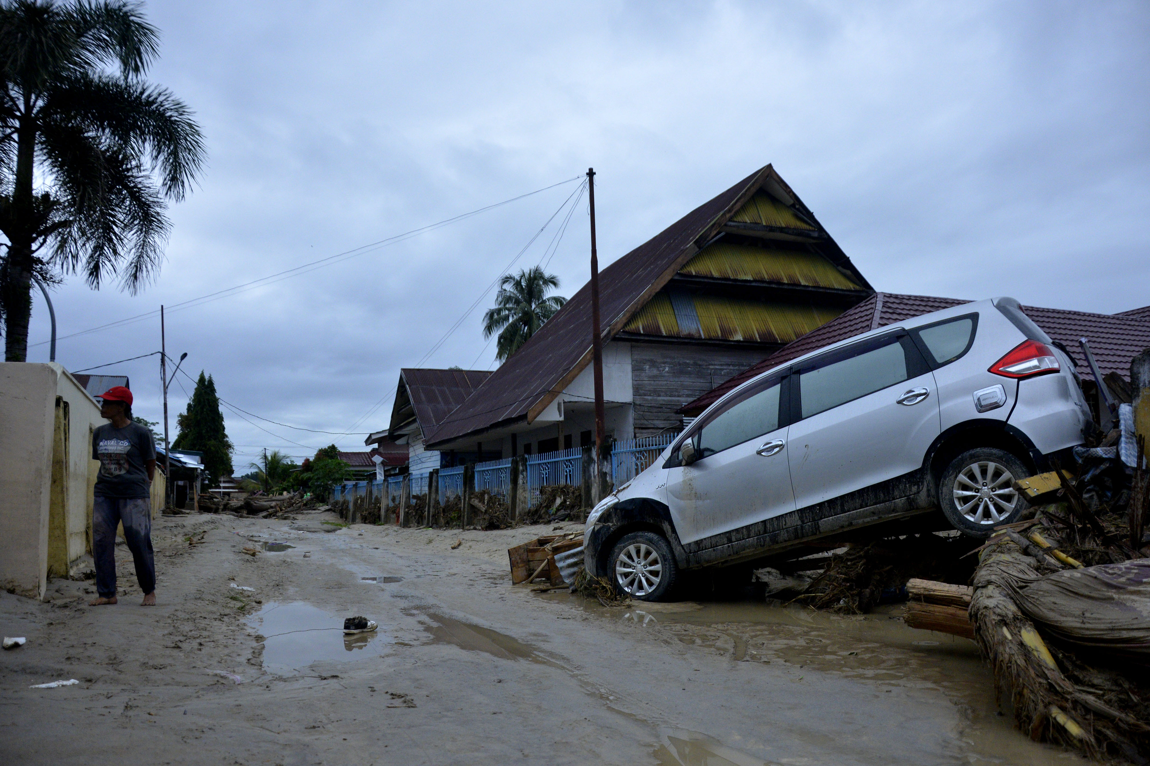 Sebuah mobil terseret banjir bandang di Kecamatan Masammba, Kabupaten Luwu Utara, Sulawesi Selatan, Rabu (15/7). 