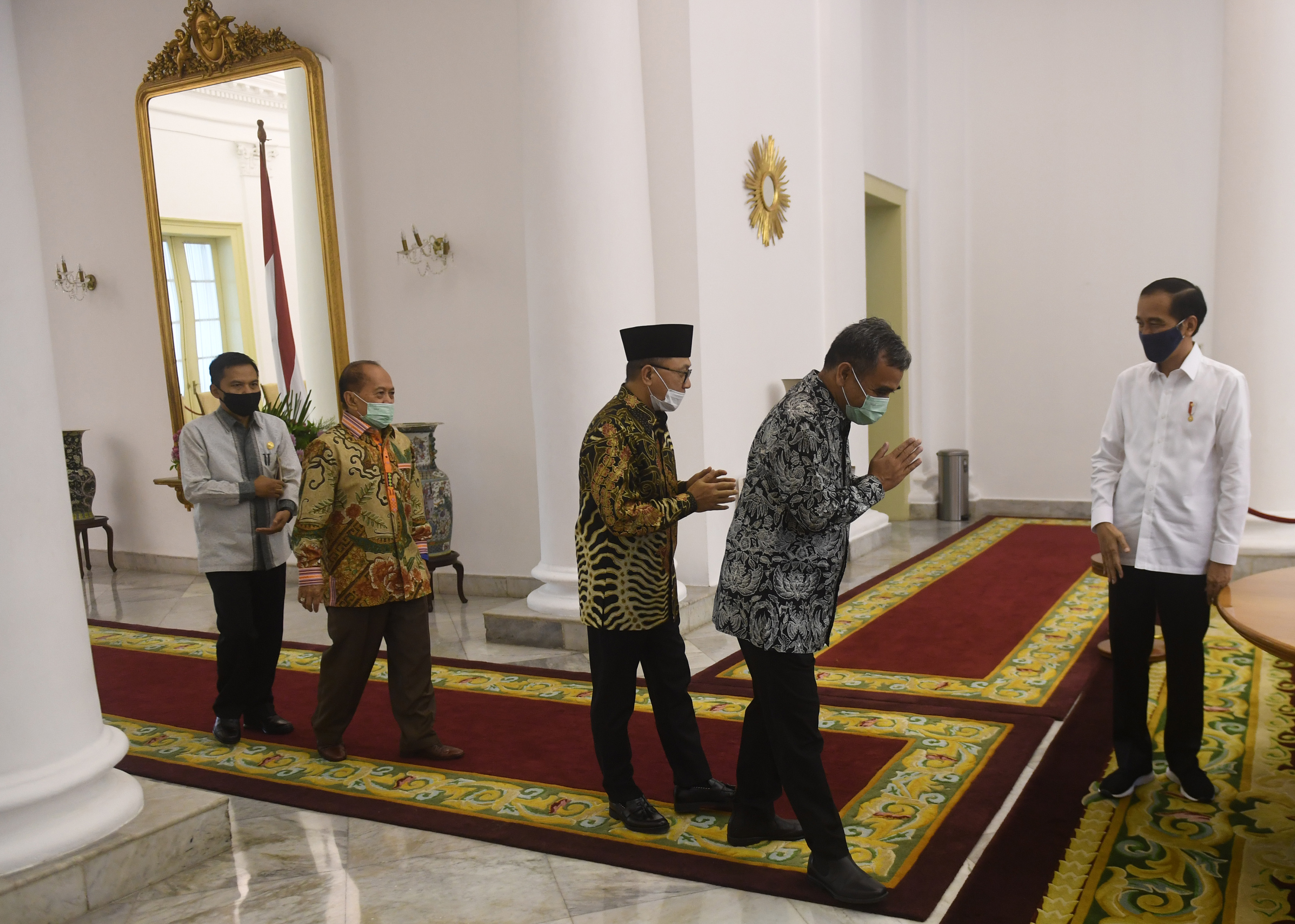 Presiden Joko Widodo (kanan) mempersilahkan pimpinan MPR sebelum pertemuan di Istana Bogor, Jawa Barat, Rabu (8/7/2020). 