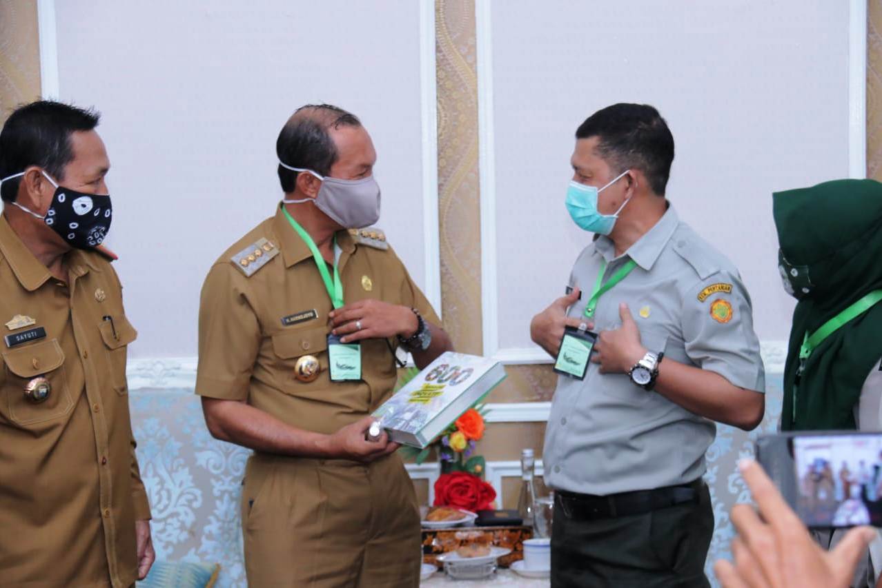 Kepala BPTP Sumsel Atekan (kedua dari kanan) memperkenalkan kalung tangkal Covid-19 kepada Wali Kota Palembang Harnojoyo, Selasa (21/7).