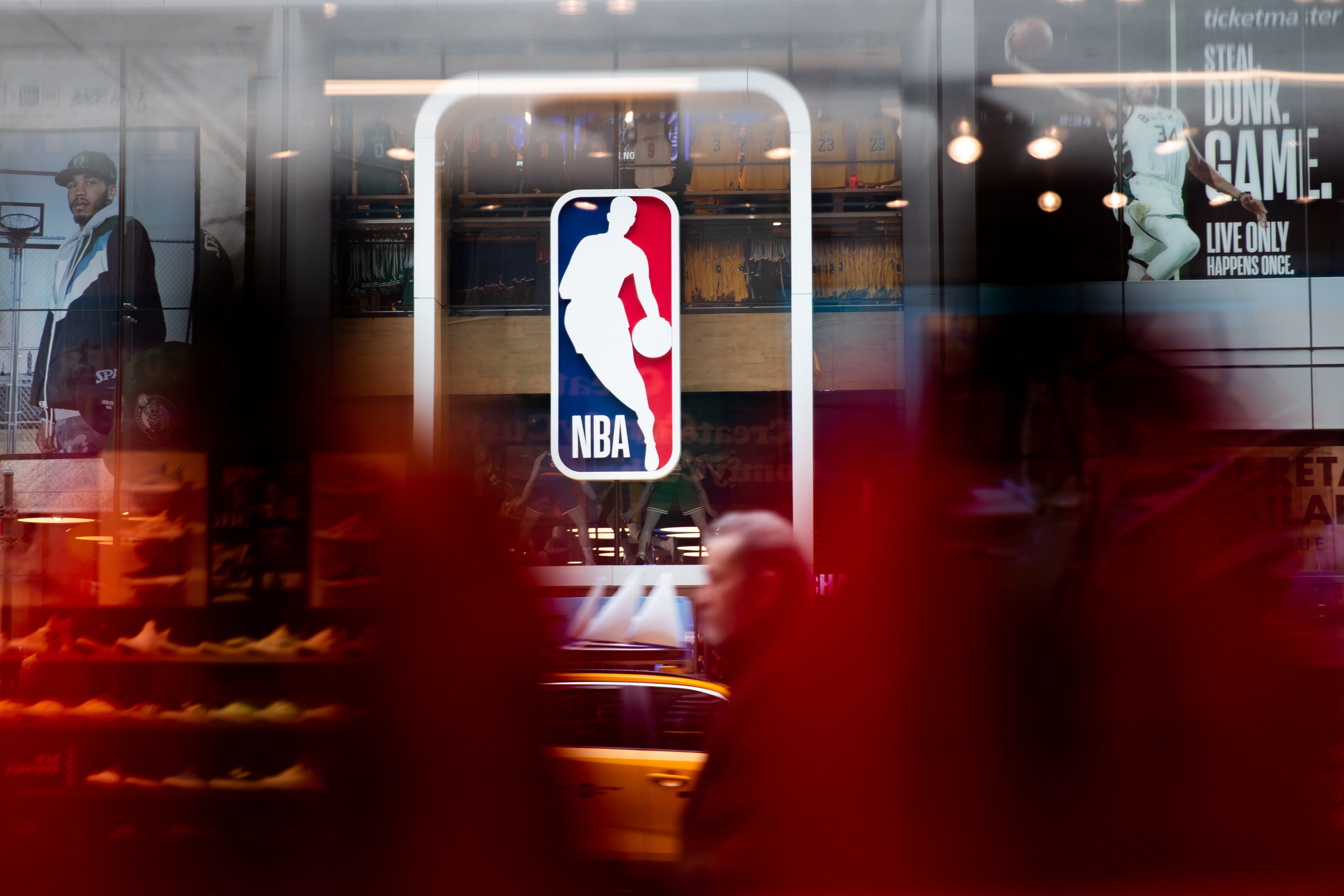 Logo NBA terlihat di sebuah toko di New York City, Amerika Serikat