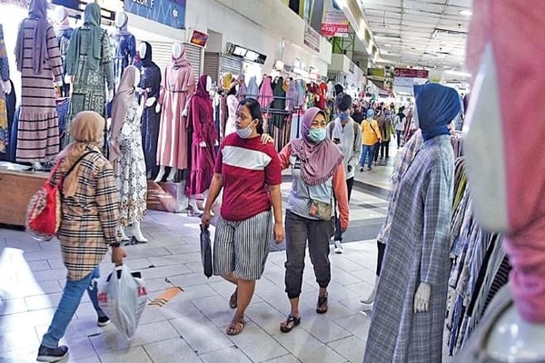 Pengunjung melihat-lihat pakaian yang dijual di Blok B Pasar Tanah Abang, Jakarta, kemarin