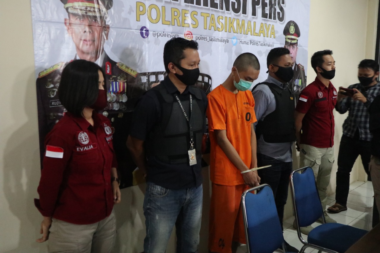 KR, pacar AN karyawati BUMN yang membuang bayi hasil zina mereka menjadi tersangka juga.