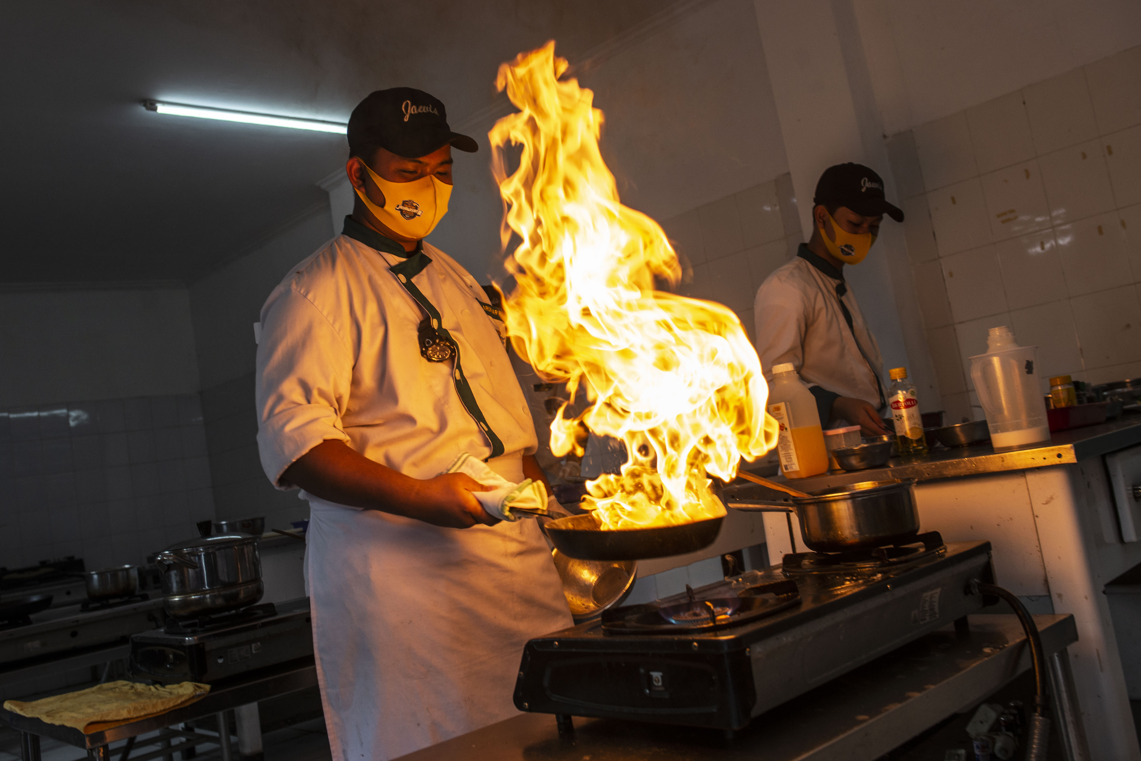  Pelajar tengah memasak ketika mengikuti mata pelajaran praktik kejuruan dalam pelaksanaan persiapan tatanan normal baru di sebuah SMK.