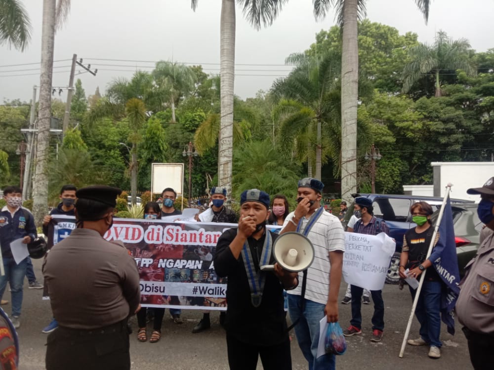 GMKI Kota Pematangsiantar berunjuk rasa dengan menabur bunga atas keprihatinan akibat tingginya kasus covid-19 di wilayah itu.