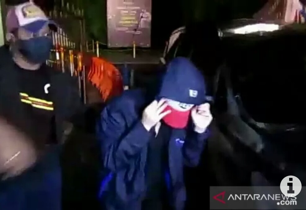 Artis FTV berinisial H saat dibawa ke Polrestabes Medan, Minggu (12/7/2020)