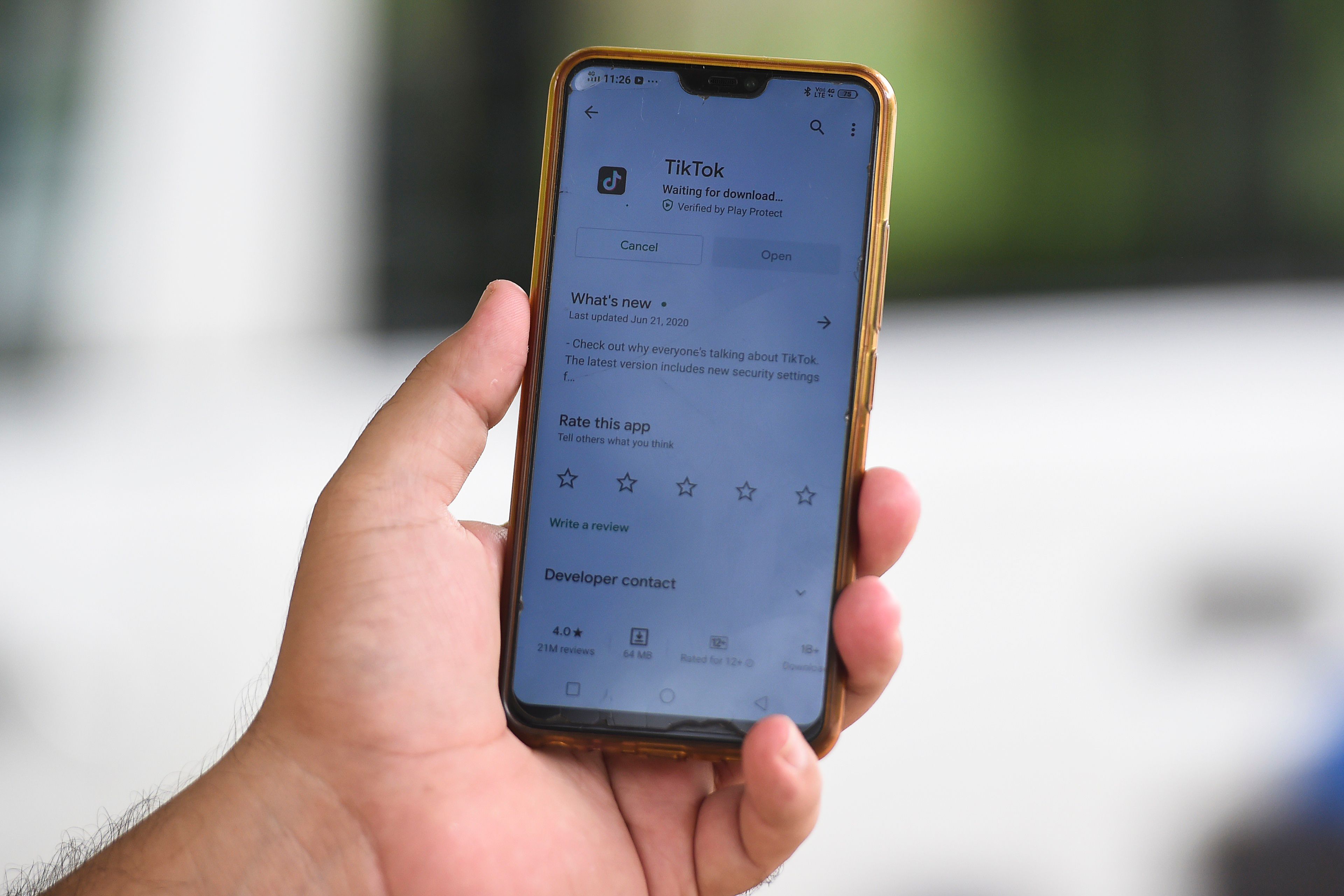 Ilustrasi pengguna ponsel yang mengunduh aplikasi media sosial.