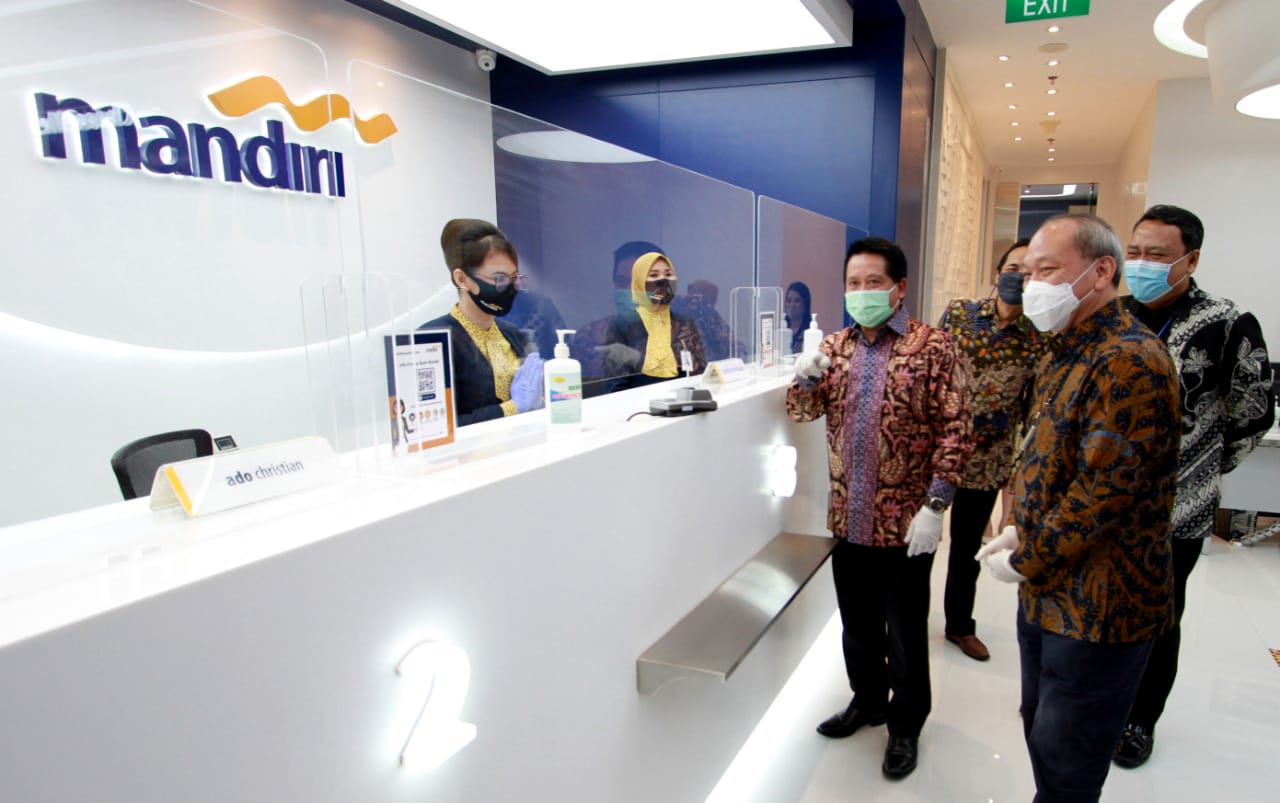 Wakil Dirut Bank Mandiri Hery Gunardi (kiri) di kantor cabang Bank Mandiri di Menara Astra.  