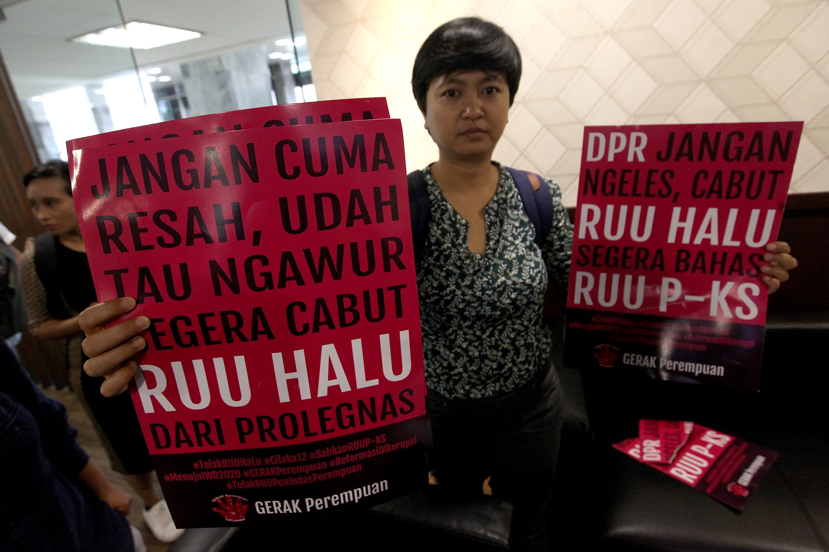 Sejumlah relawan Gerak Perempuan mendesak DPR agar melakukan pembahasan dan pengesahan RUU Penghapusan Kekerasan Seksual, Senin (24/2).