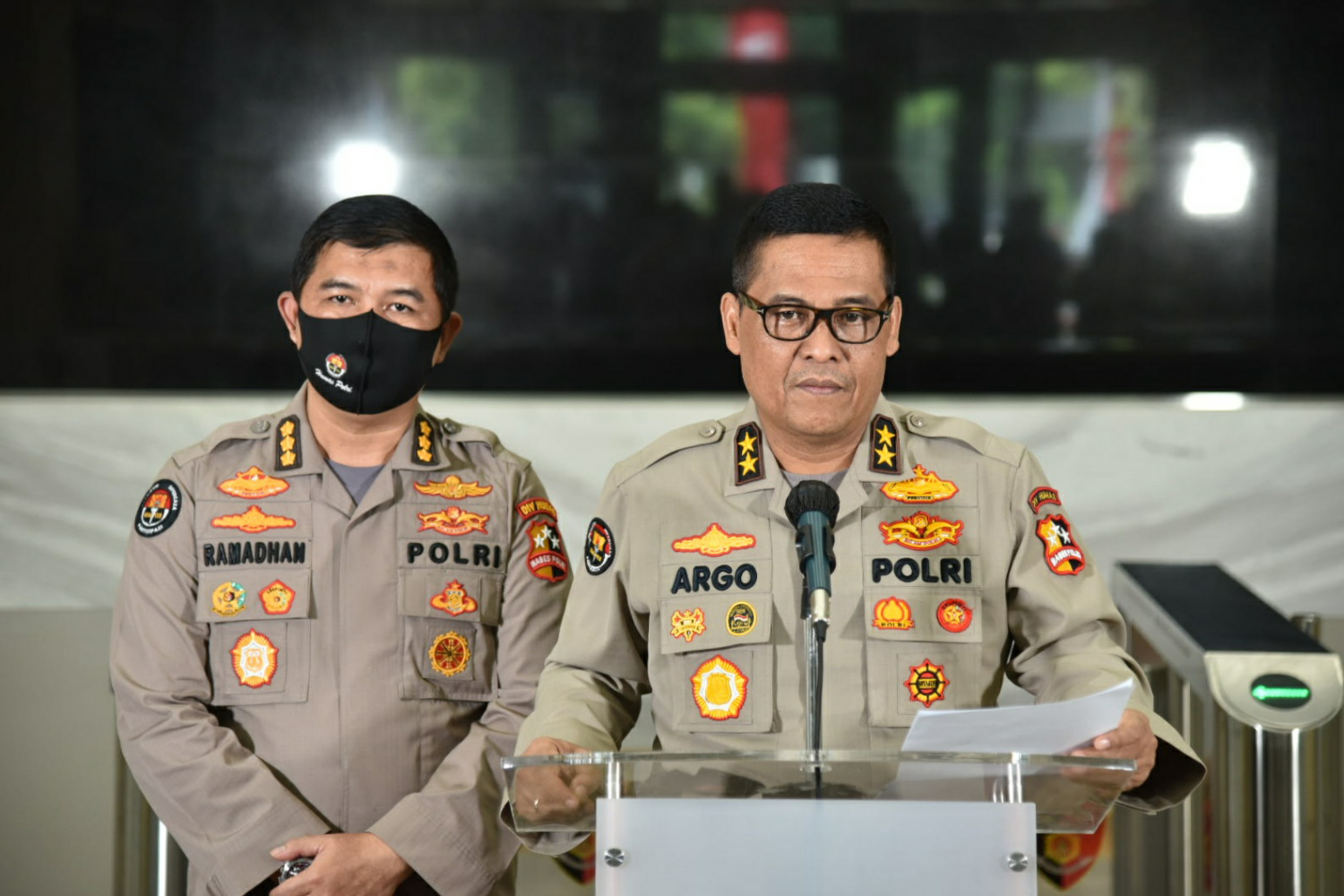 Kadiv Humas Mabes Polri Irjen Argo Yuwono (Kanan)