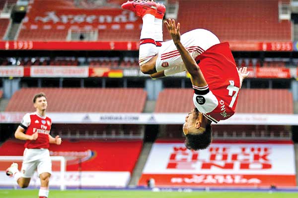 Striker Arsenal Pierre-Emerick Aubameyang melakukan salto seusai mencetak gol ke gawang Norwich City dalam laga lanjutan Liga Primer Inggris