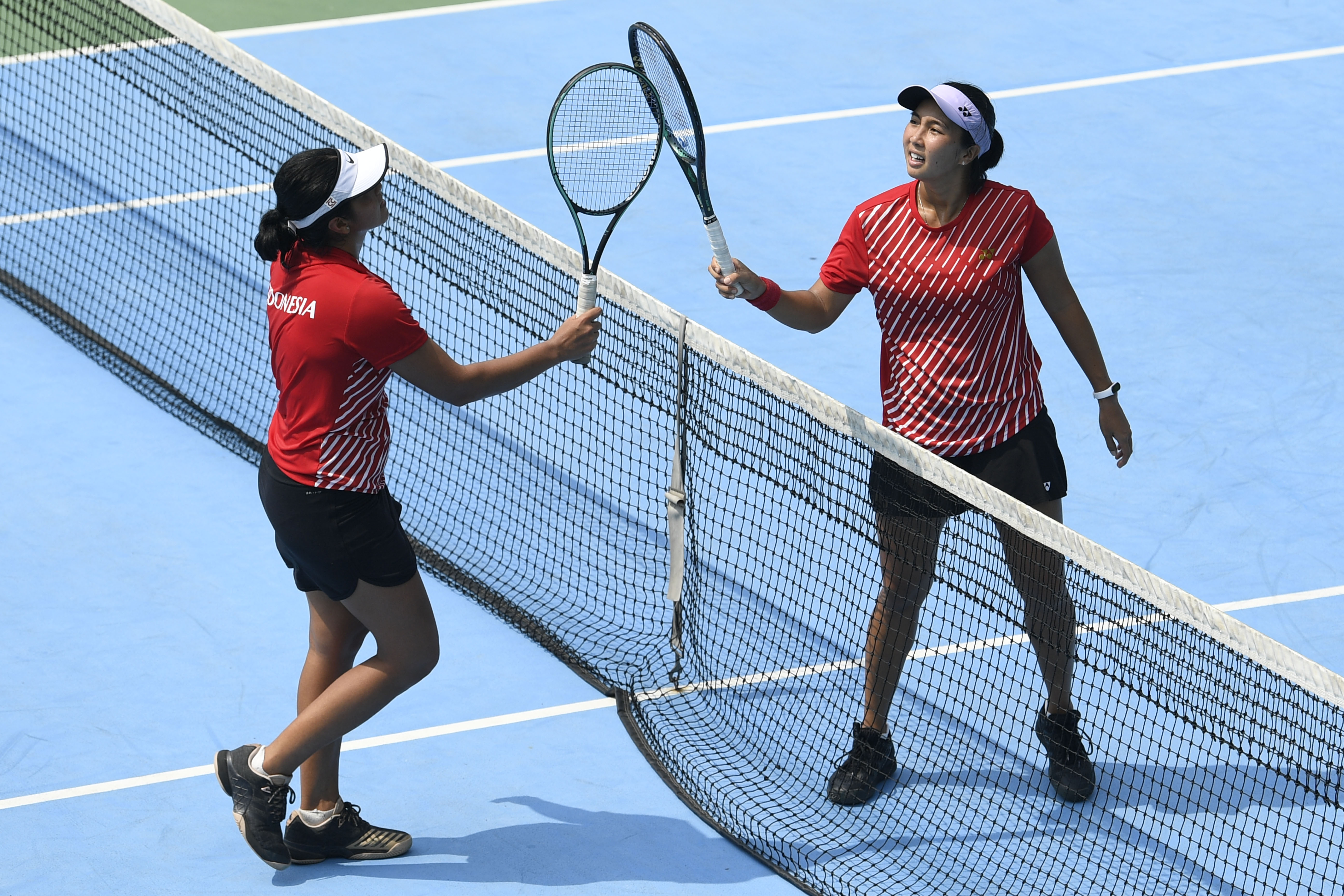 Petenis putri melakukan salam new normal seusai turnamen simulasi di kompleks GBK, Jakarta.