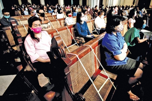Ilustrasi -- Misa dengan menerapkan protokol kesehatan di Gereja Katedral, Jakarta, kemarin.