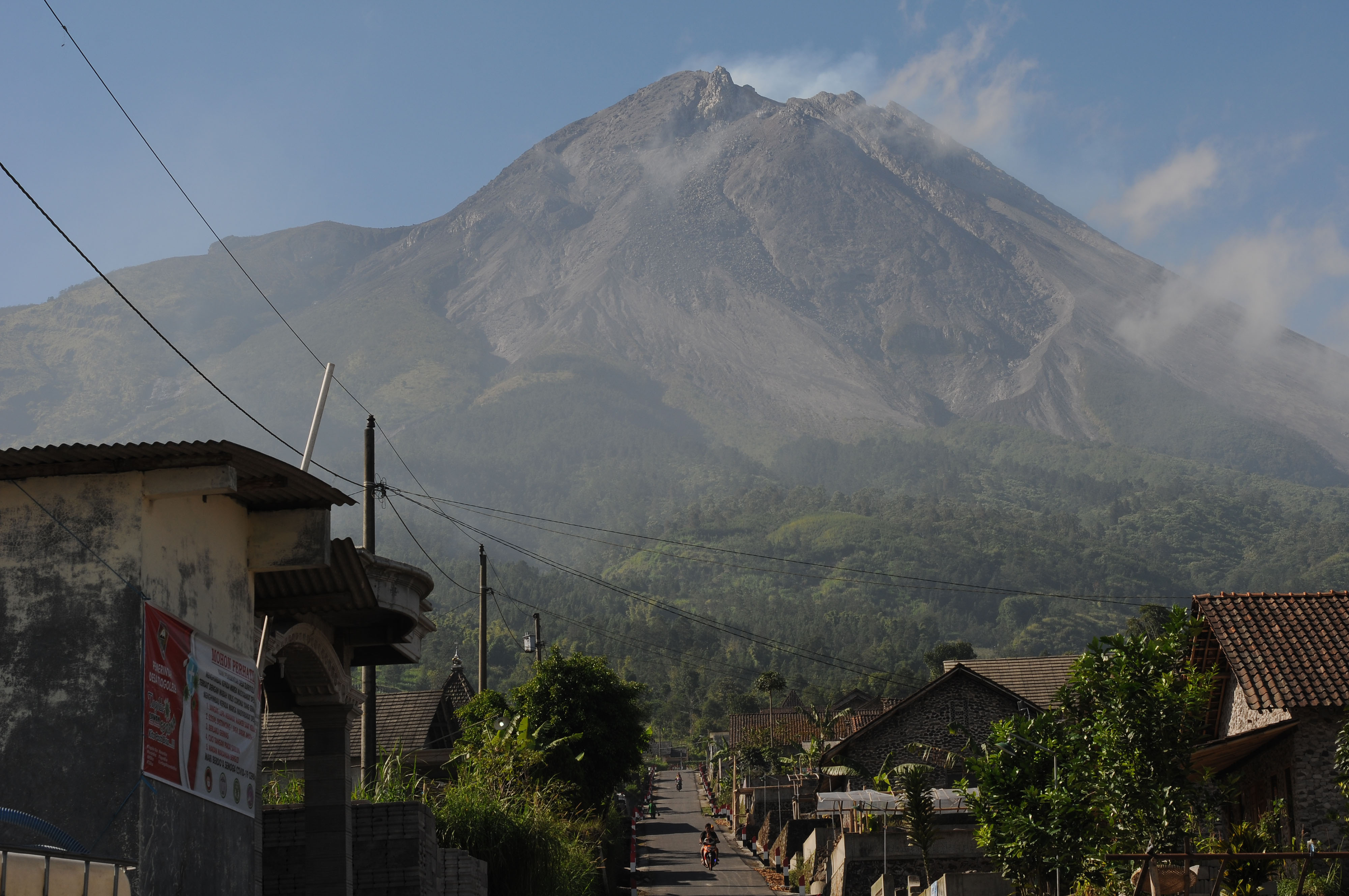 PERILAKU DEFORMASI GUNUNG MERAPI: Gunung Merapi terlihat dari kawsan Selo, Boyolali, Jawa Tengah, Jumat (10/7/2020)