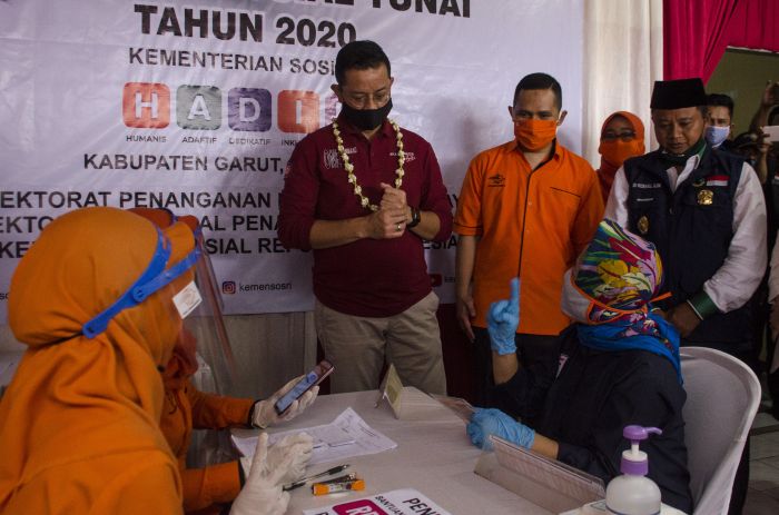 Menteri Sosial Juliari P Batubara (ketiga kanan) berbincang dengan warga saat pembagian bansos di Desa Neglasari, Garut, pekan lalu