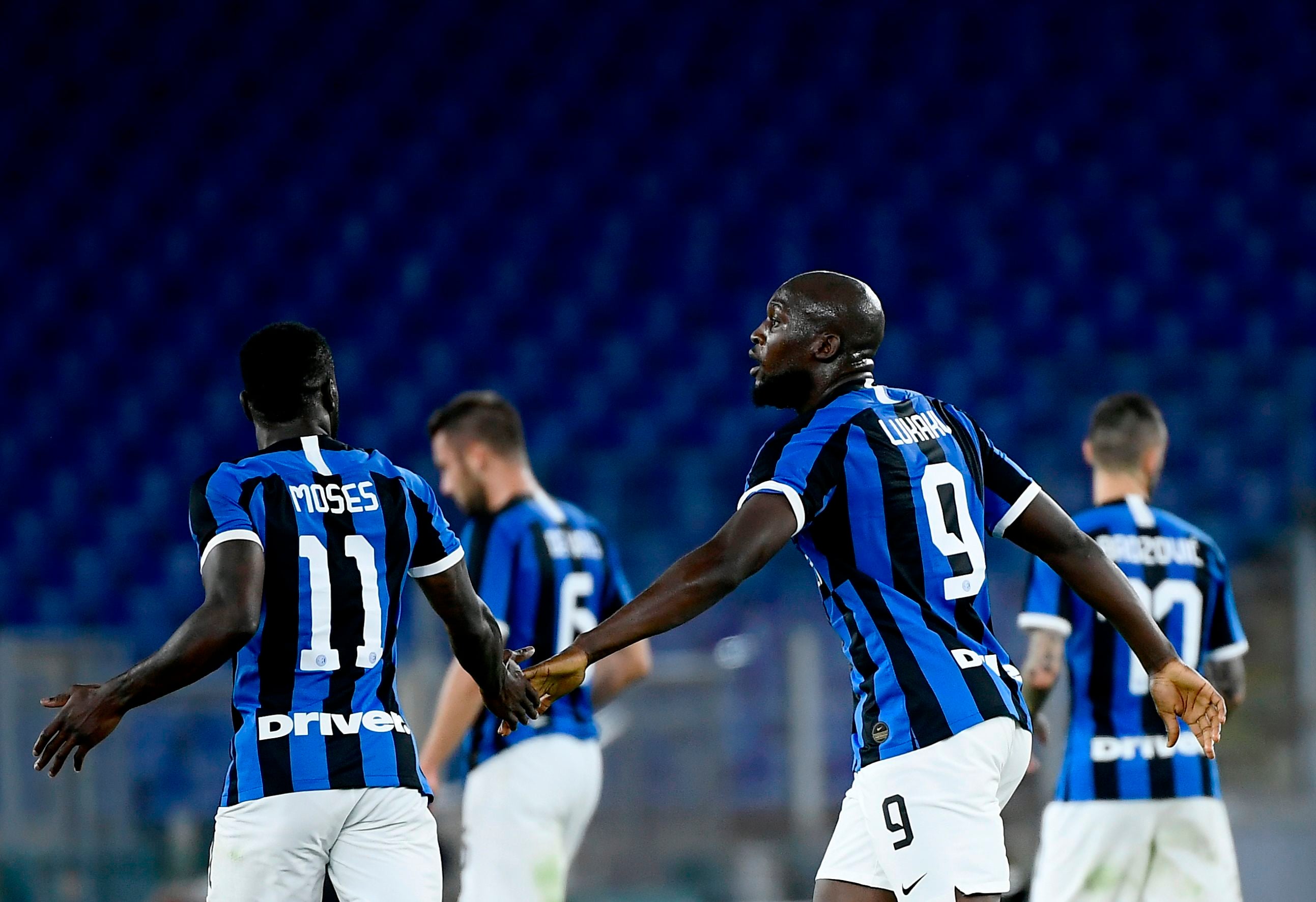 Penyerang Inter Milan Romelu Lukaku (kanan) melakukan selebrasi usai mencetak gol ke gawang AS Roma di laga lanjutan Serie A.