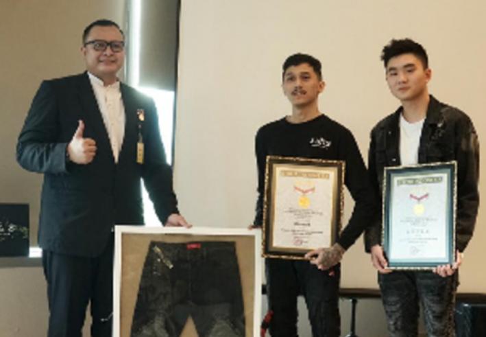 Penyerahan penghargaan oleh pihak MURI.