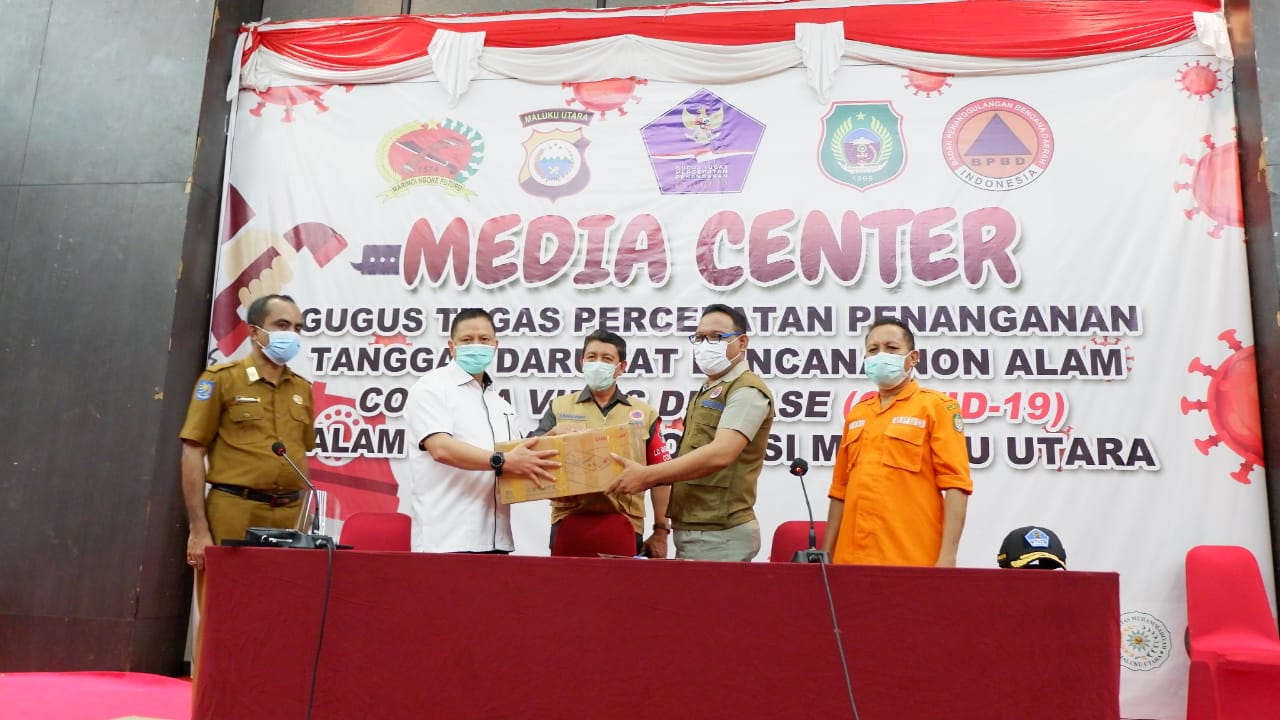 Harita Nickle diwakili Direktur Utama Trimegah Bangun Persada Donald Herminus menyerahkan bantuan 6 ventilator kepada Pemprov Maluku Utara.