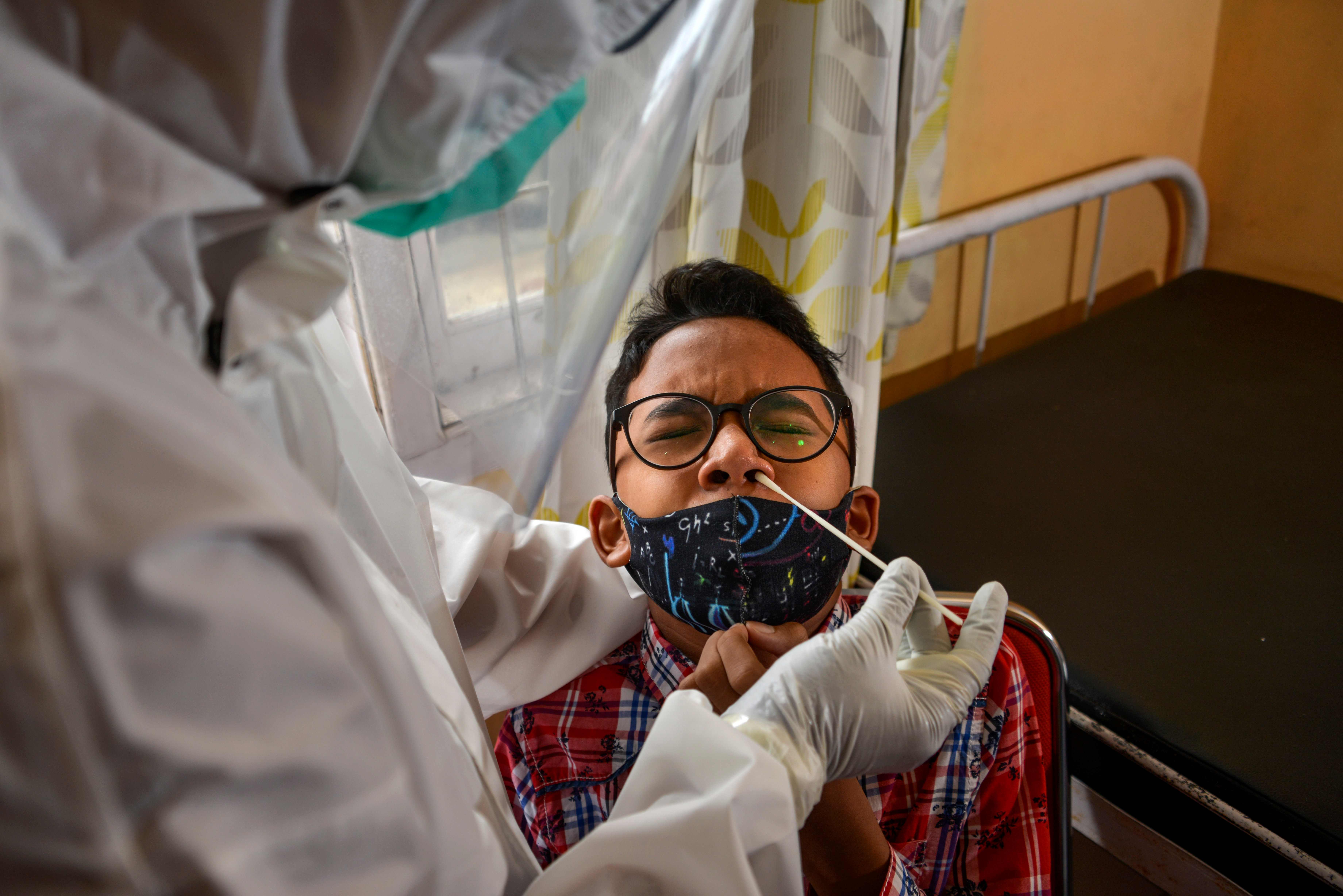 Petugas kesehatan melakukan swab test covid-19 di Banda Aceh, 23 Juni 2020