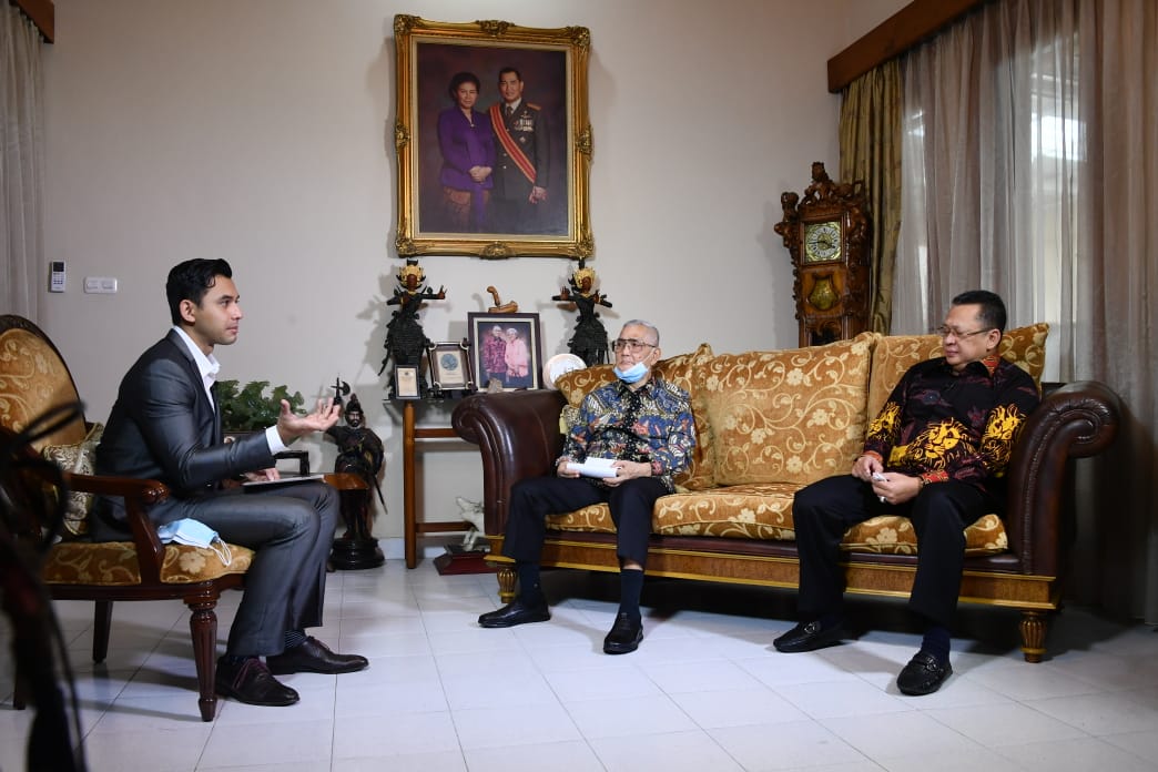 Wakil Presiden RI ke-6, Tri Sutrisno dan Ketua MPR Bambang Soesatyo saat diwawancarai tentang Pancasila. 