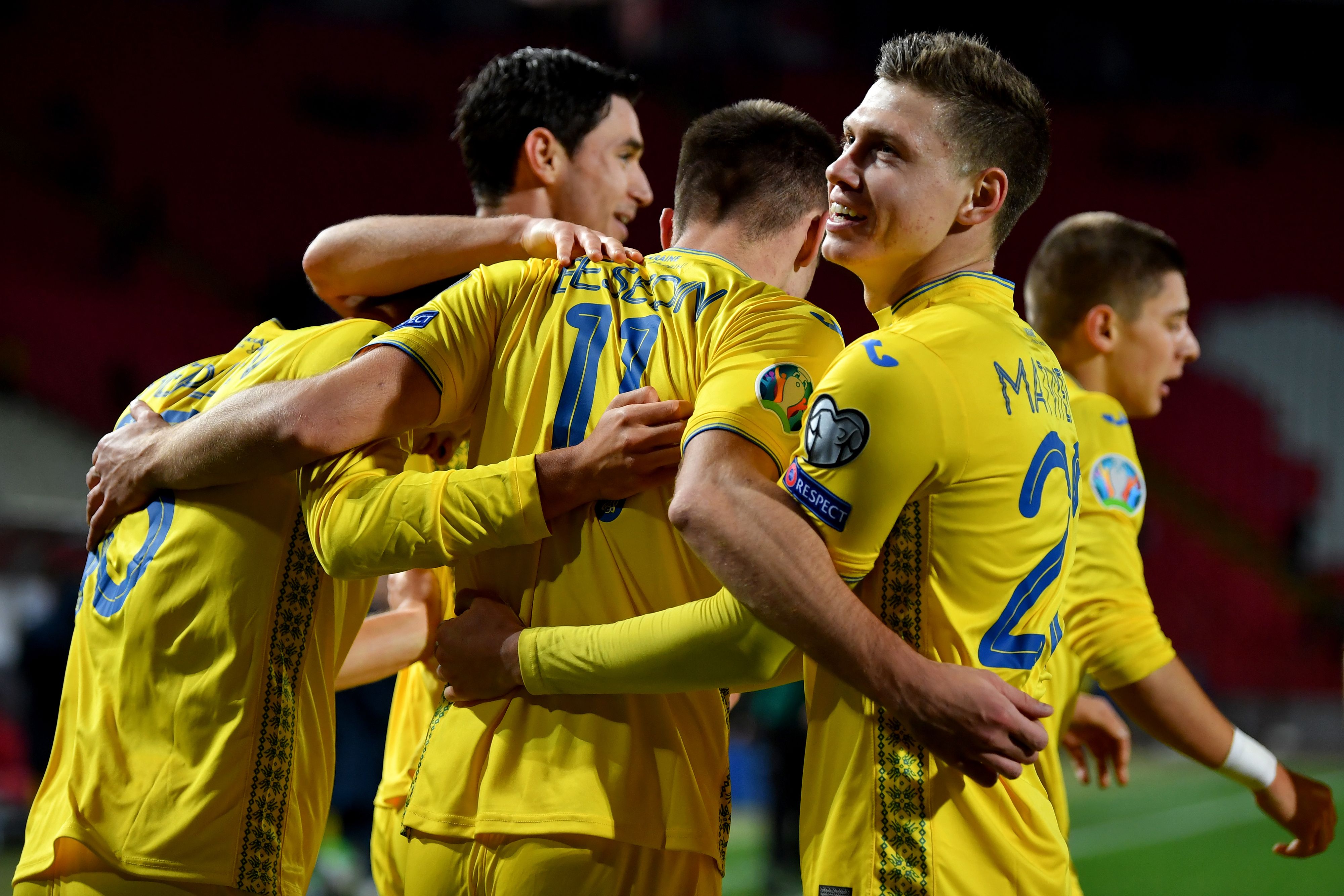 Para pemain timnas Ukraina melakukan selebrasi usai mencetak gol ke gawang lawan.